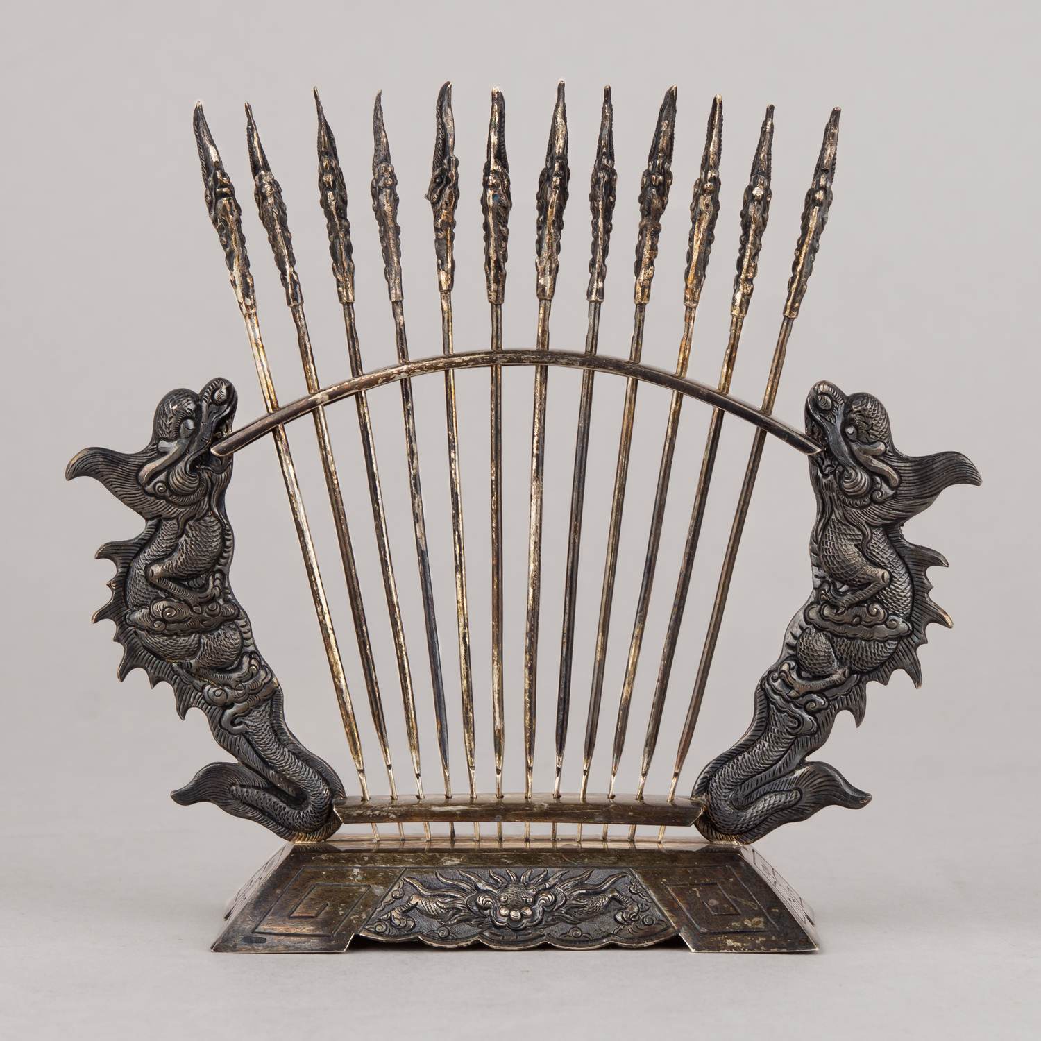 Шпажки для сервировки закусок с изображением драконов.
Вьетнам, вторая половина XX века.