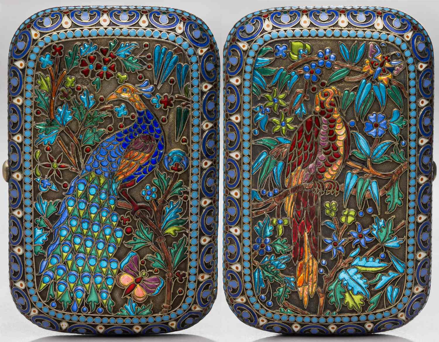 (П. Овчинников) Портсигар с витражной эмалью «Павлин и попугай». 
Россия, Москва, фирма Поставщика Императорского двора П. Овчинникова, 1880-е годы.