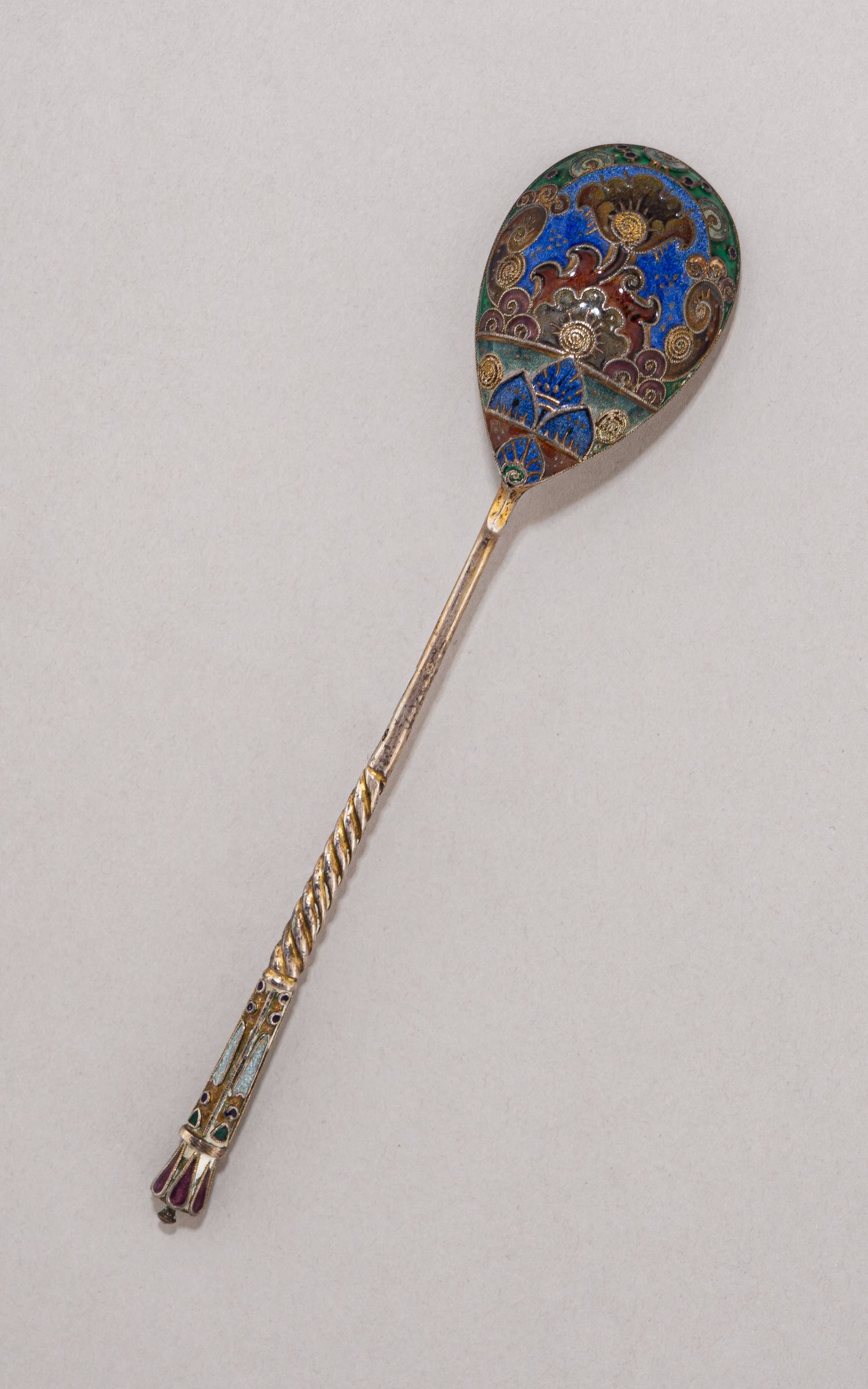 (Фаберже) Ложка в стиле модерн с эмалью. Россия, Москва, фирма Поставщика Высочайшего Двора К. Фаберже, 1908-1917 годы.