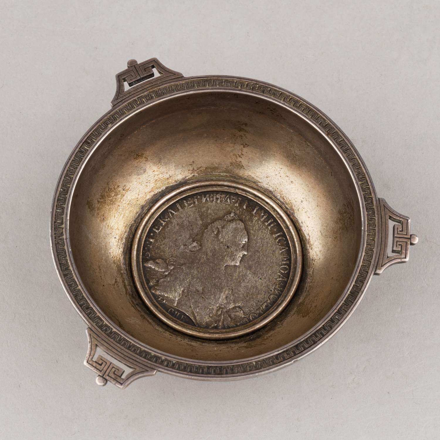 (С экспертизой. Фаберже.) Чарка с монетой в неоклассическом стиле. Москва, фирма Фаберже, 1890-е гг.