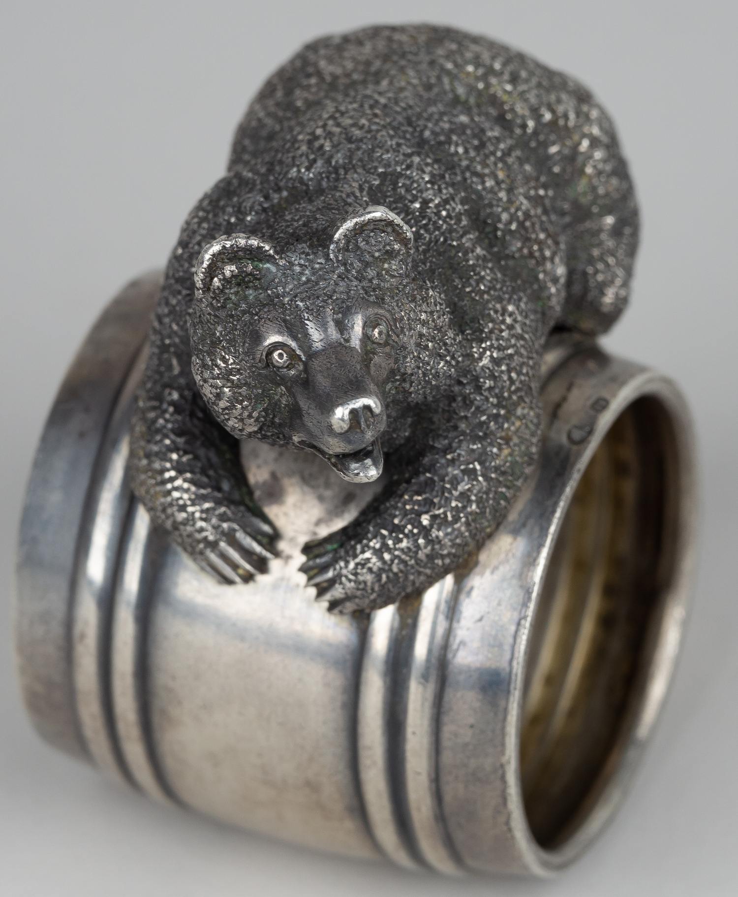 Салфеточное кольцо в виде медведя с бочонком меда.
Россия, Санкт-Петербург, мастер Александр Карпов, 1908 г.