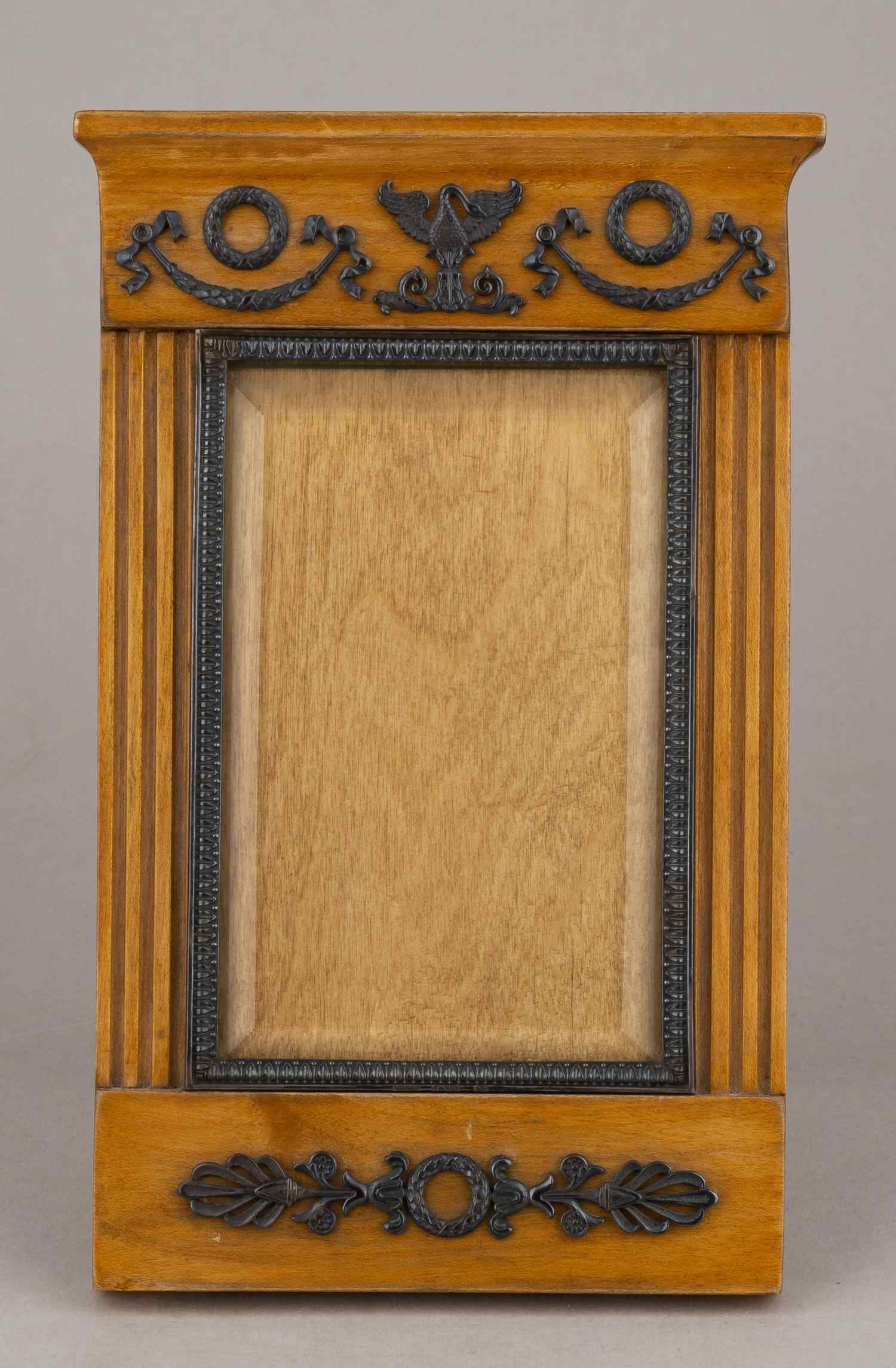 (Фаберже. С экспертизой). Рама для фото. Дизайн с лебедями. Санкт-Петербург, фирма К. Фаберже, мастер Андерс Невалайнен, 1908-1917гг.