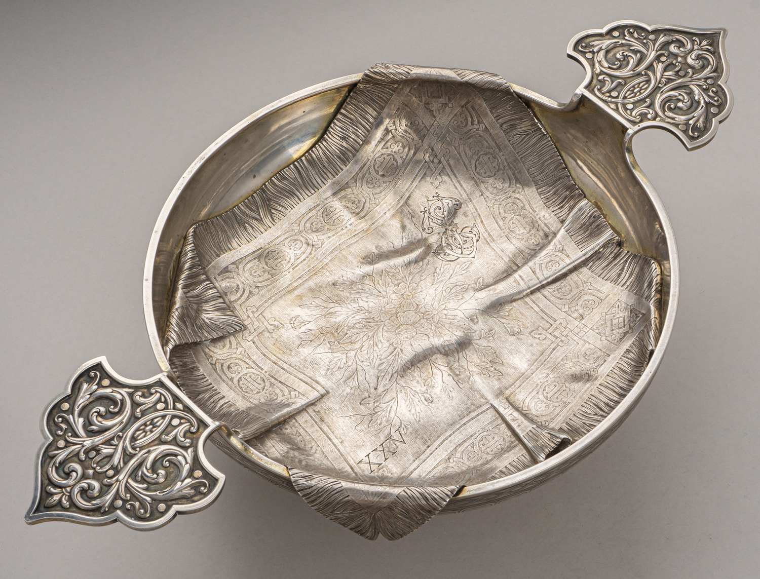 (Фаберже. С экспертизой) Сухарница «тромплей» в русском стиле с накладной «салфеткой».
Россия, Москва, фирма Придворного Поставщика К. Фаберже, 1897.