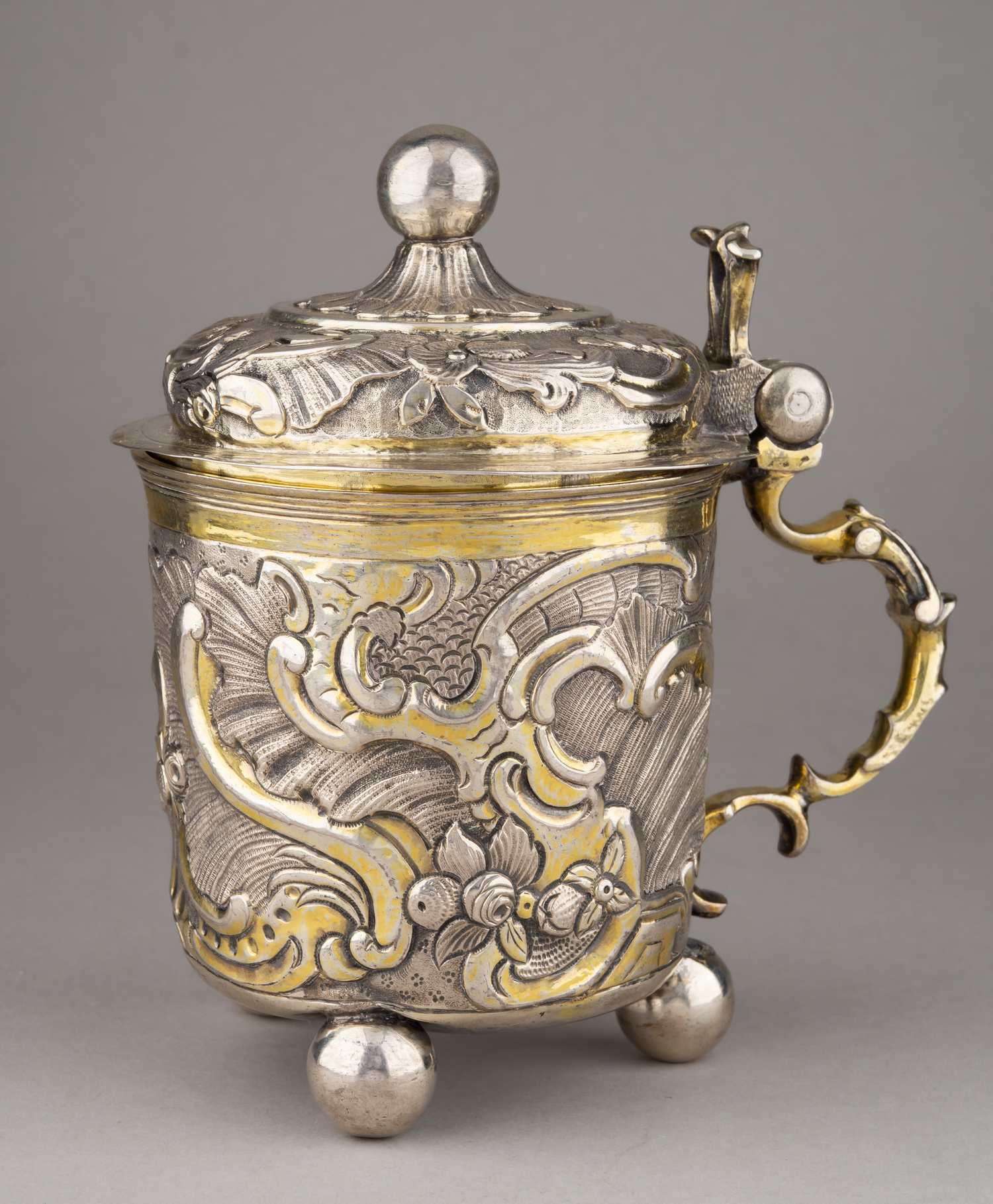 (Москва.1764 год) Кружка с чеканным барочным орнаментом. 
Россия, Москва, мастер-монограммист «МБ», 1764.