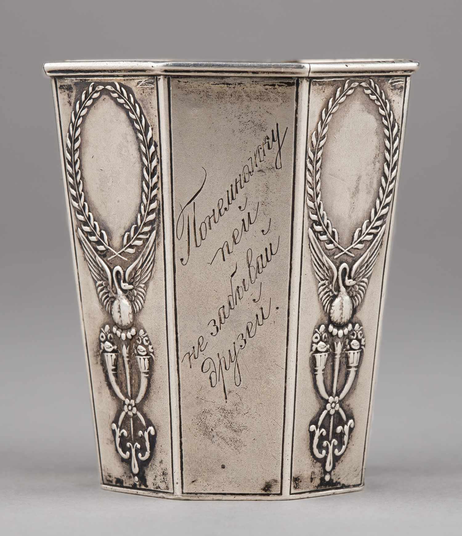 (Фаберже) Стопа с изображением лебедей.
Россия, Москва, фирма Придворного Поставщика К. Фаберже, 1899–1908 годы.