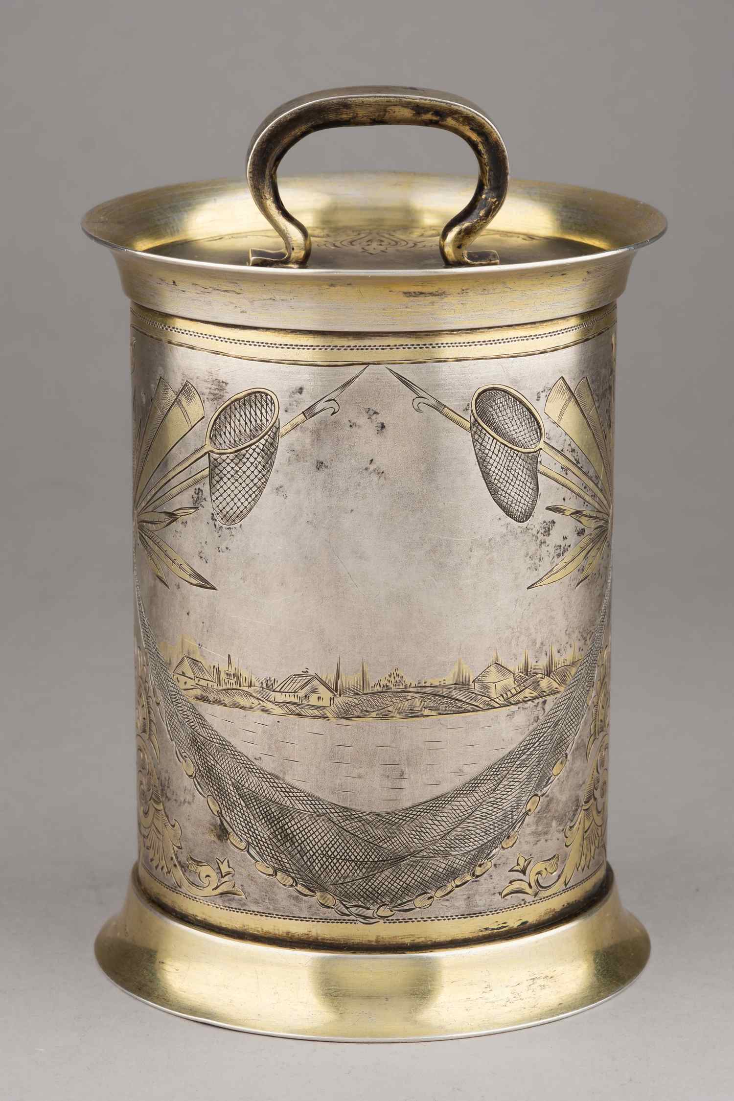 (Мечта рыбака) Туесок с изображением рыболовных снастей и корабельного якоря.
Россия, Санкт-Петербург, мастерская Ильи Каторского, 1892.