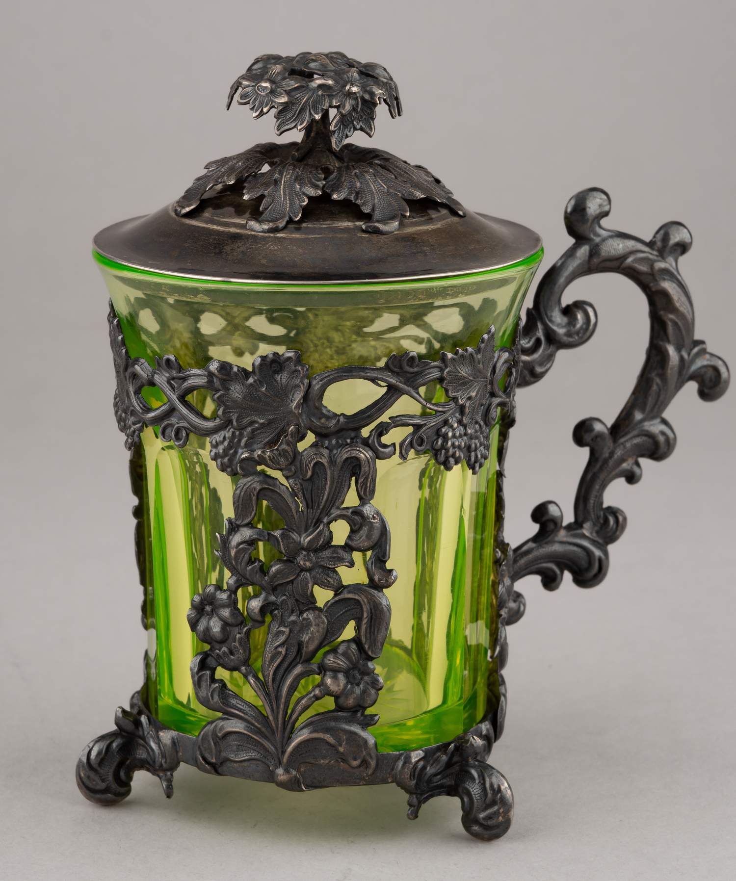 Кружка уранового стекла в серебряной оправе. 
Россия, Санкт-Петербург, мастера – Экквист Карл Густав и Линдквист Иоганн Дидрих, 1845 год.