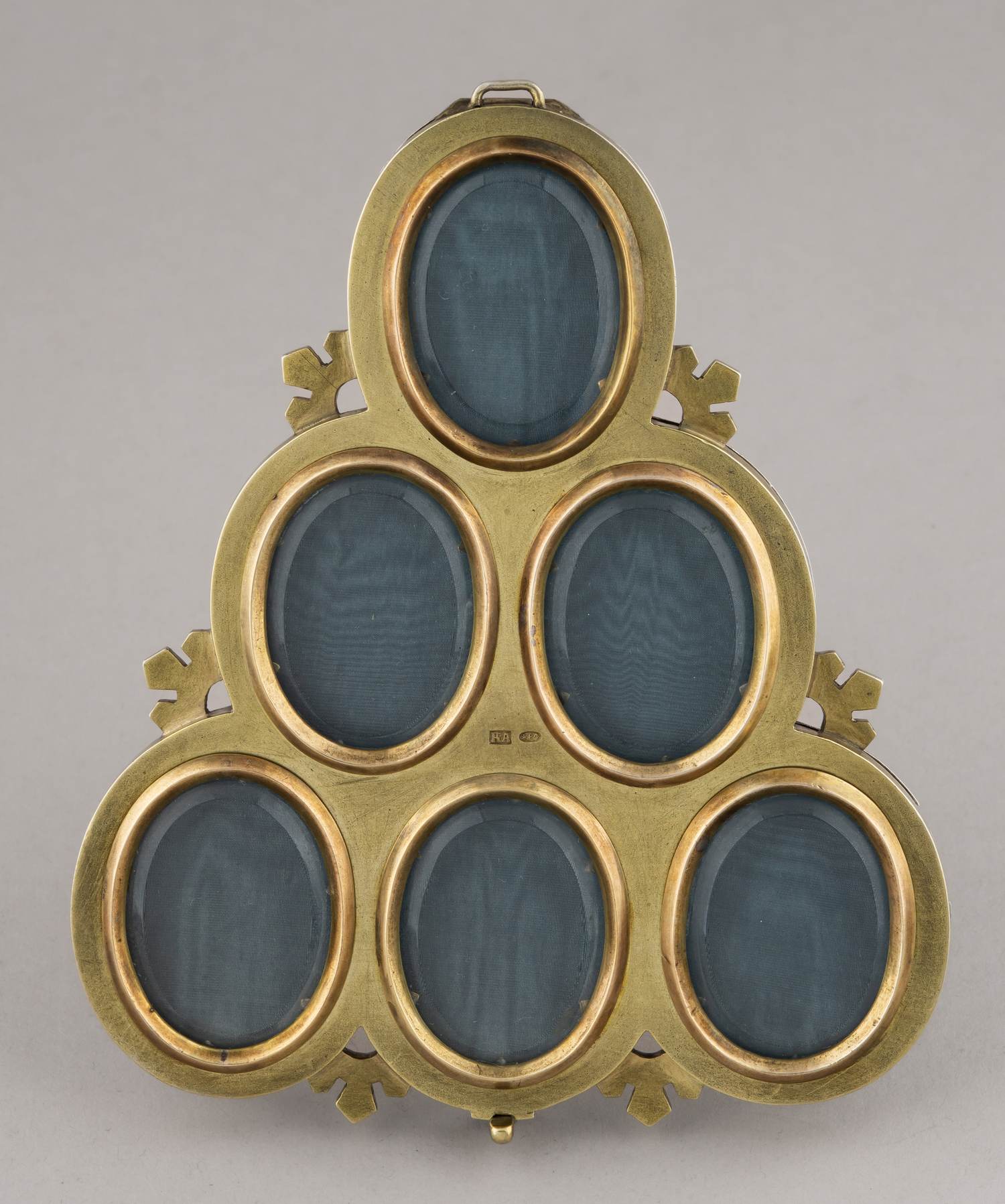 (Никольс и Плинке. Русский стиль.) Рама для фото на шесть портретов. 
Россия, Санкт-Петербург,  фирма поставщиков Двора Никольс Карл и Плинке, 1873.