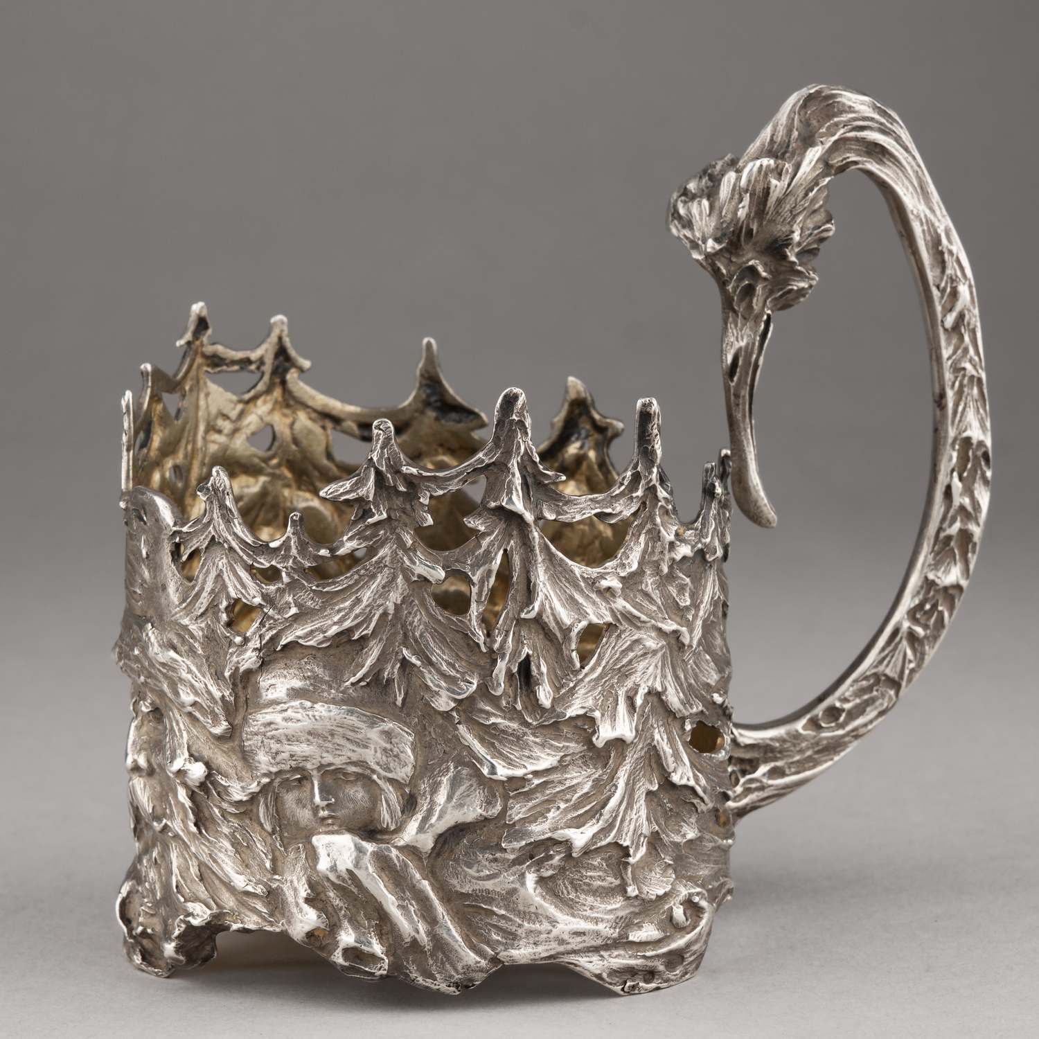 Подстаканник с изображением сказочного сюжета «Снегурочка». 
Россия, Москва, мастер-монограммист «ТХ», 1899–1908 годы.