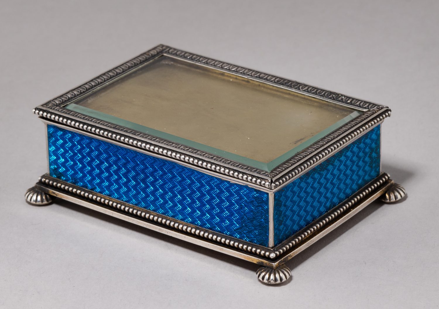 (Фаберже. Невалайнен) Марочница с синей эмалью гильоше. 
Россия, Санкт-Петербург, фирма Придворного Поставщика К. Фаберже, мастер Андерс Невалайнен, 1899–1908 годы.