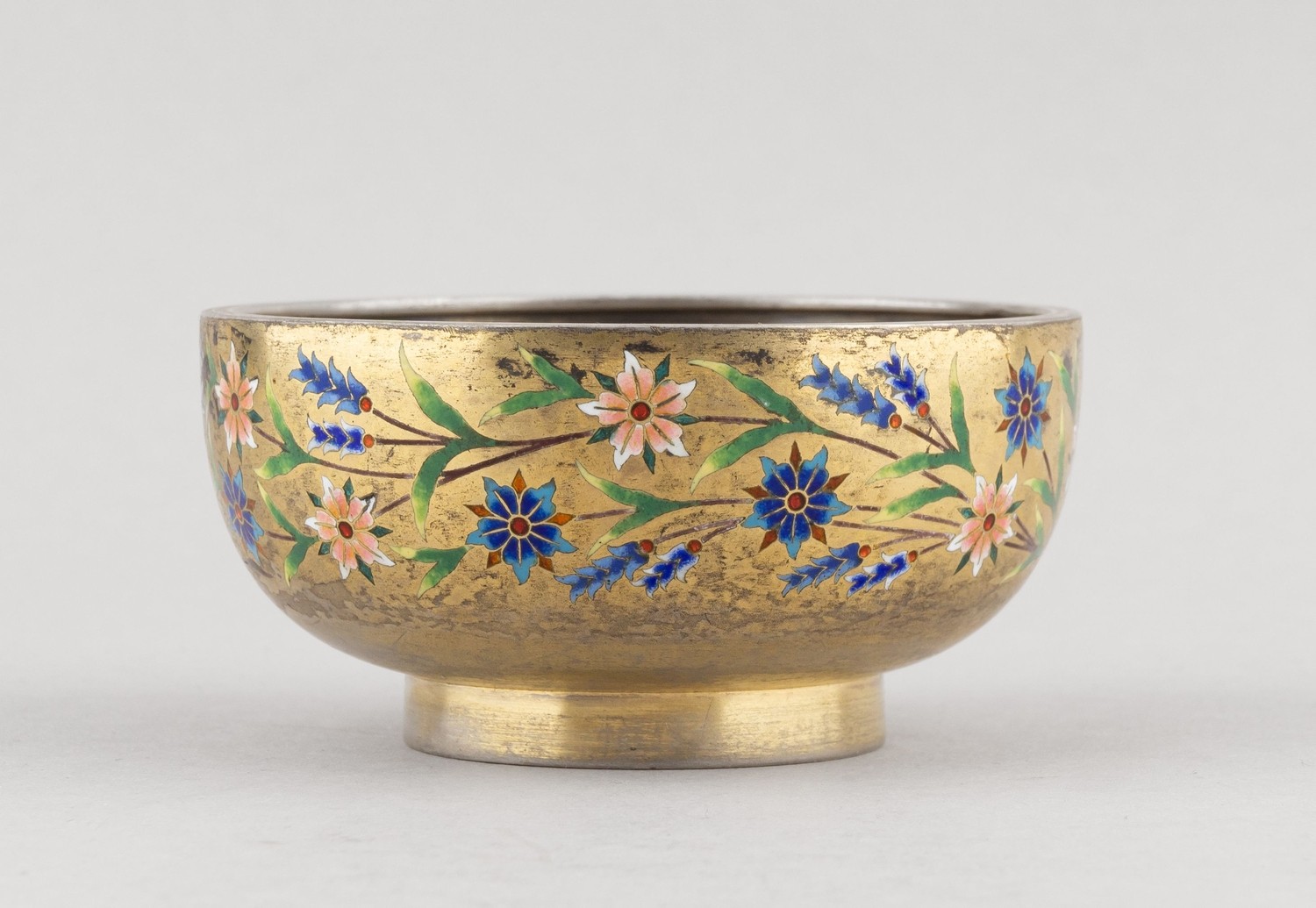 (Ведущий мастер фирмы «Никольс и Плинке») Солонка в русском стиле с выемчатой эмалью. Россия, Санкт-Петербург, мастер – Кохун Роберт, 1880-е годы.