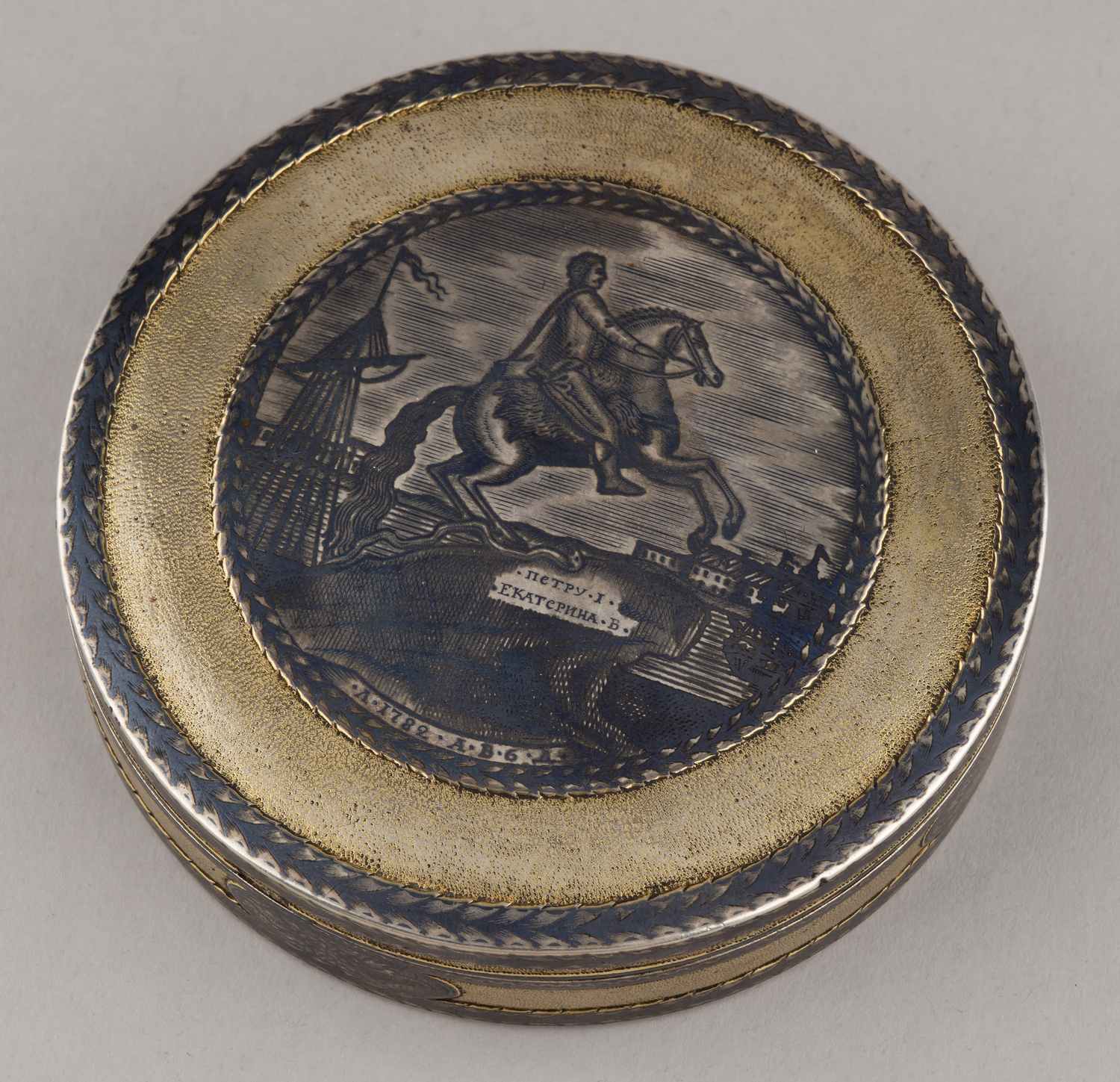 (Уникат. И.П. Жилин. Великий Устюг) Табакерка с изображением памятника Петру Первому в Петербурге.  Россия, Великий Устюг, мастер И.П. Жилин, 1796 год.