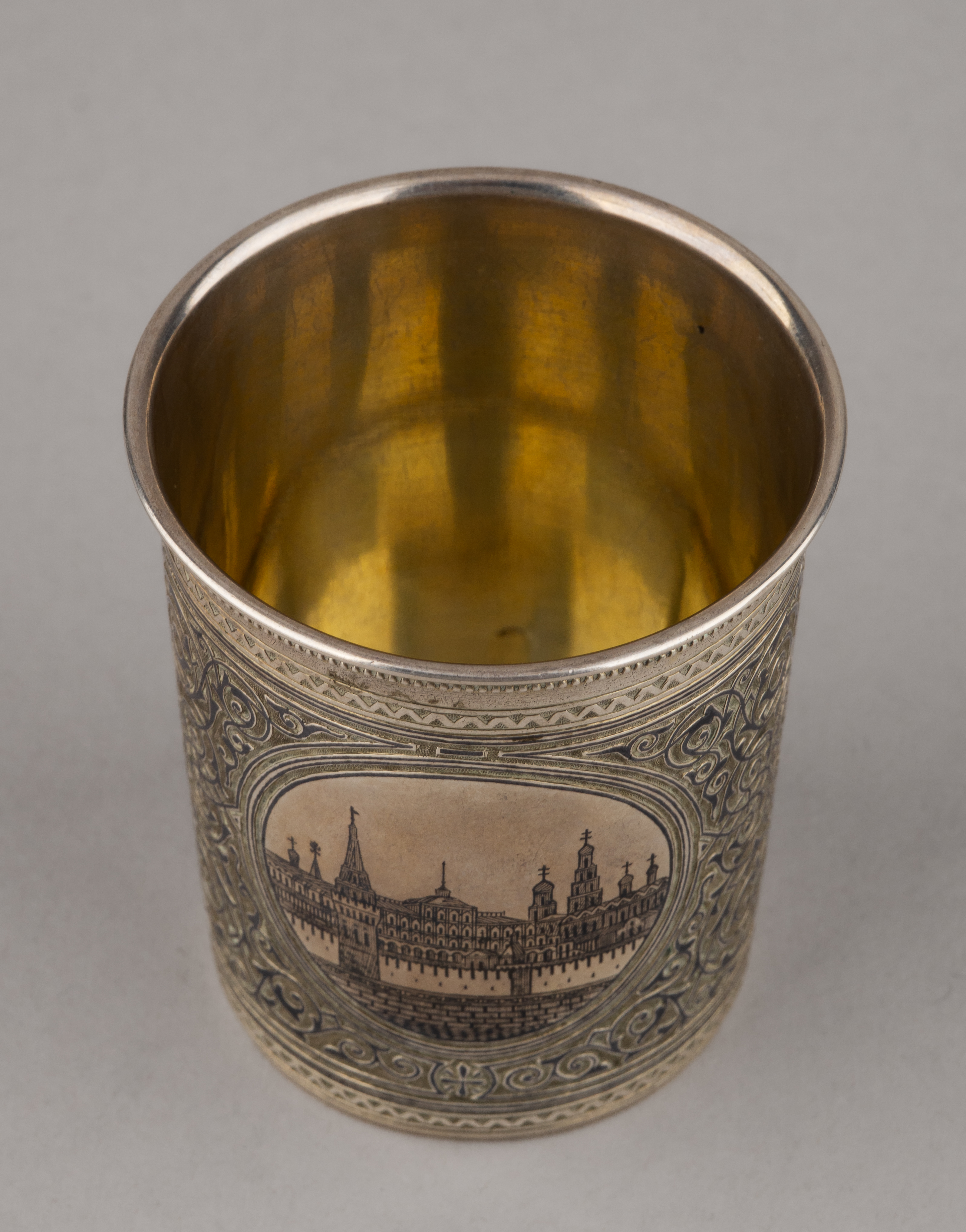 (В. Семенов)  Стопа с изображением видов Московского  Кремля и собора Василия Блаженного.
Россия, Москва, фабрика Василия Семенова, 1883.