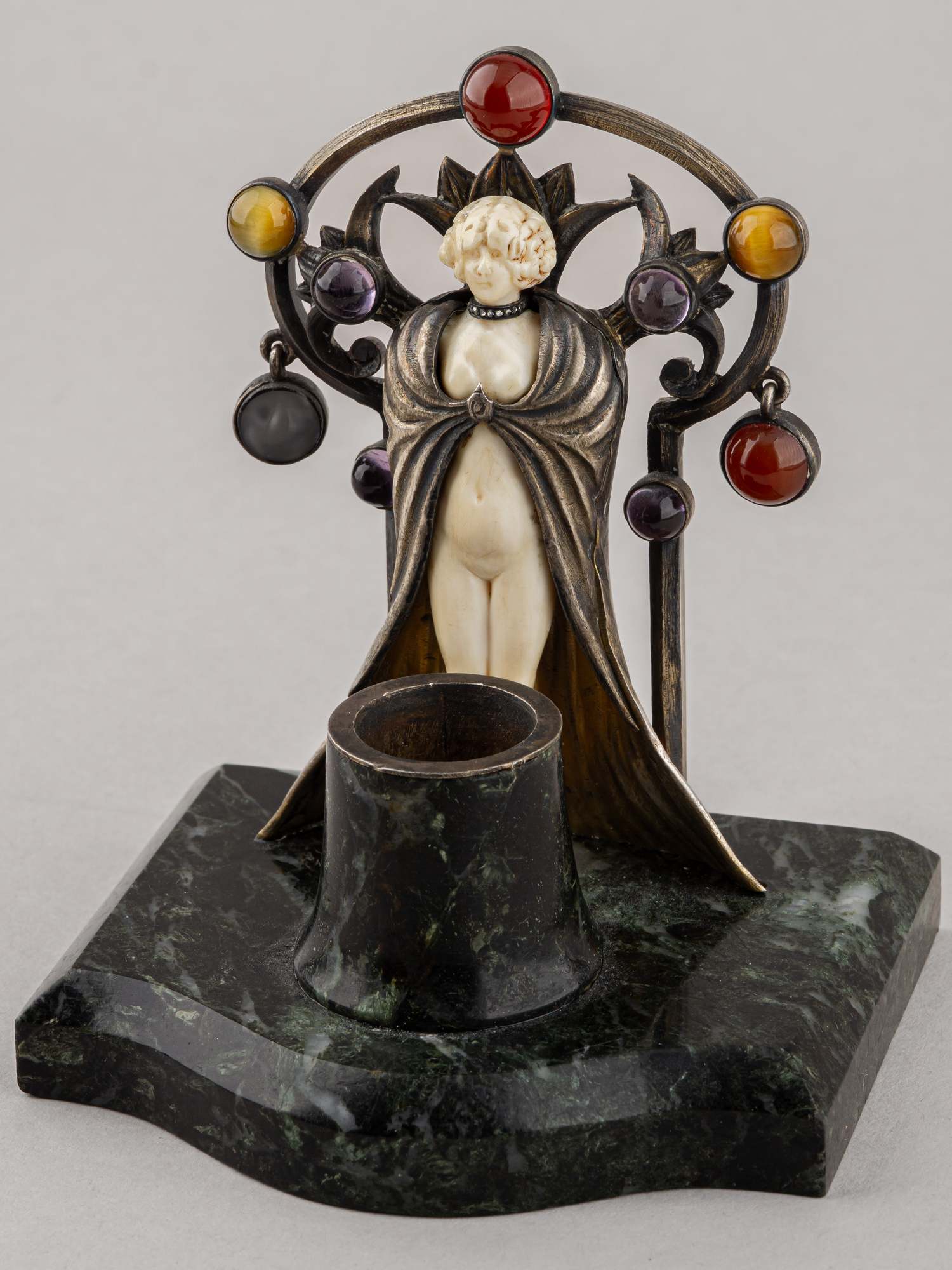 (Ню) Чернильница в стиле модерн с резной женской фигурой. Франция, начало ХХ века.