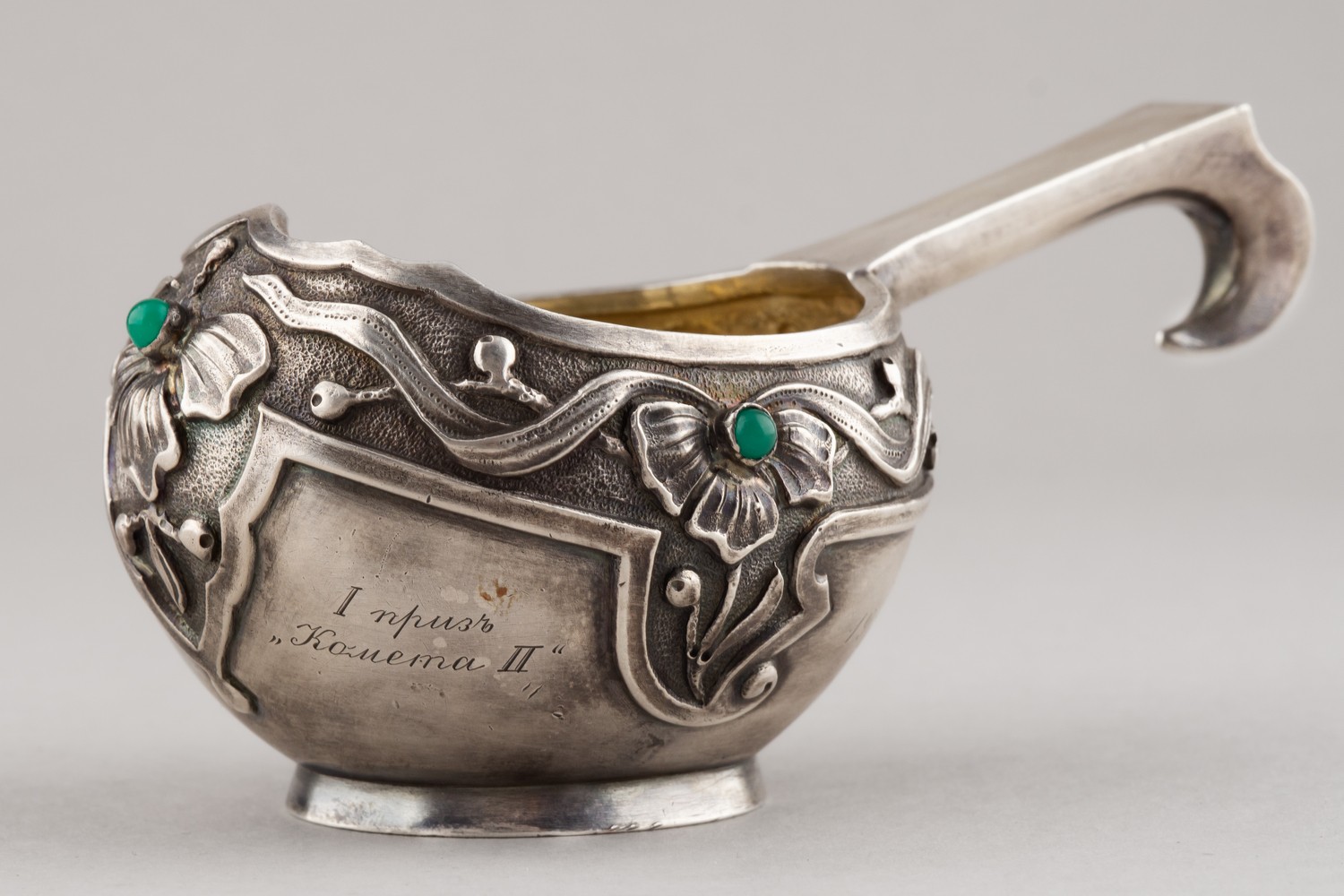 (Петроградский парусный клуб) Ковш в стиле модерн с кабошонами.
 I приз «Комета II» на Кубке в память П.В. Виноградова.
Россия, Москва, (гравировка – Петроград), 1915.