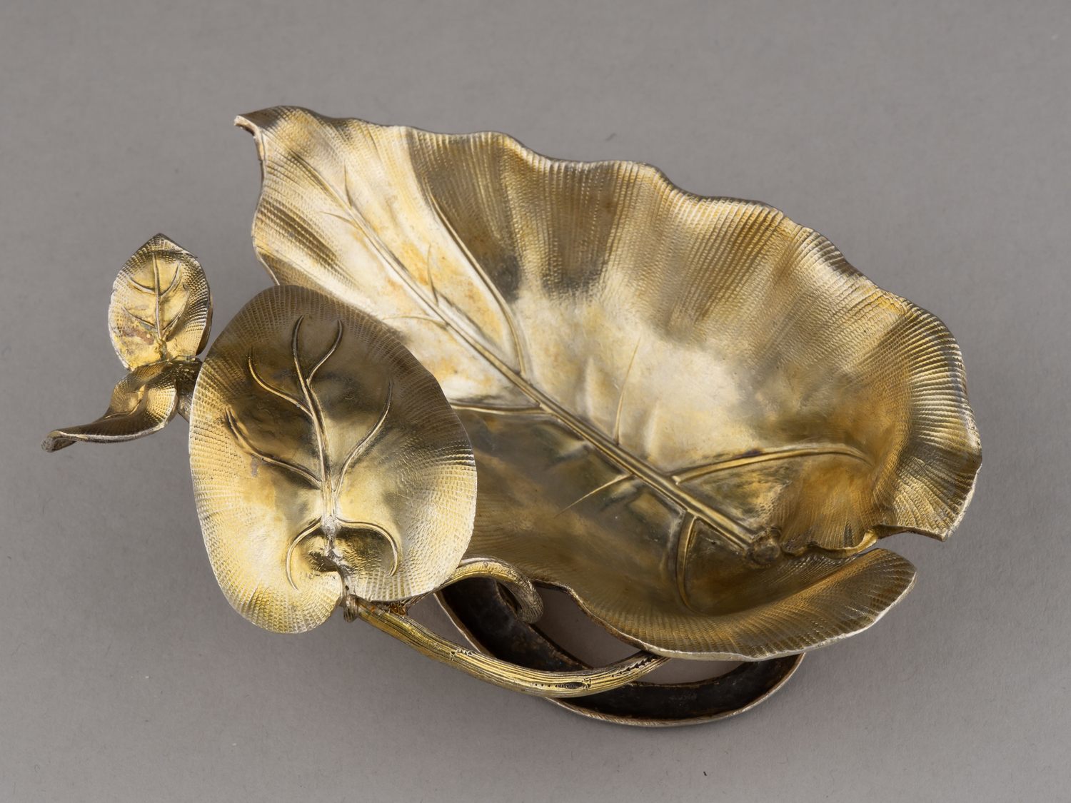 Солонка «тромплей» в  виде листа.
Россия, Москва, мастер-монограммист «А.Н», 1853.