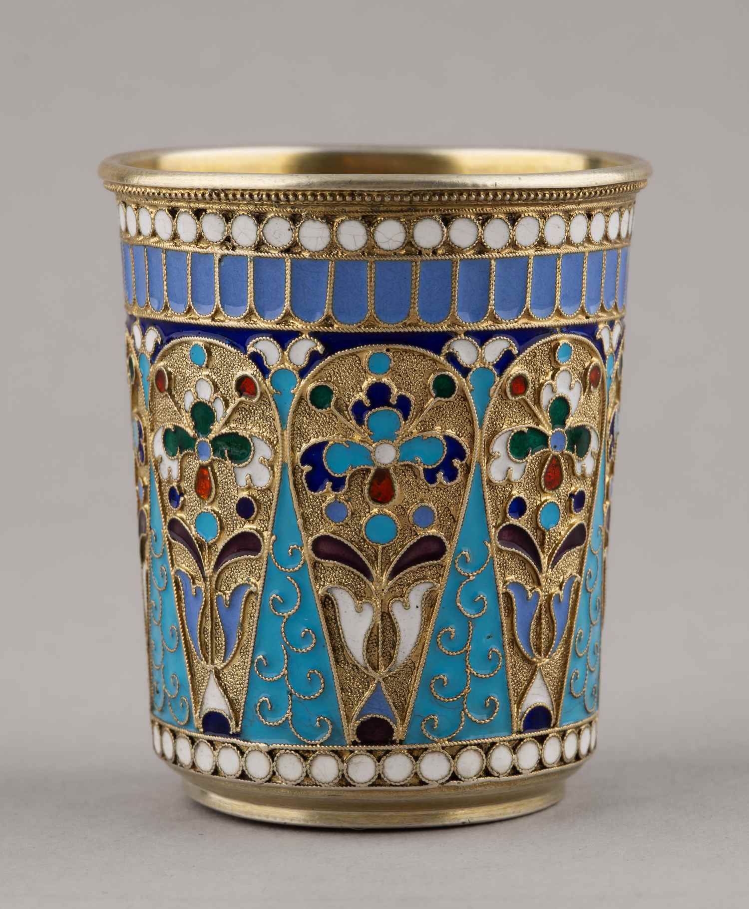 Стопка с полихромной эмалью по скани.
Россия, Москва, мастер – Николаев Д.Н., 1880-90е годы.