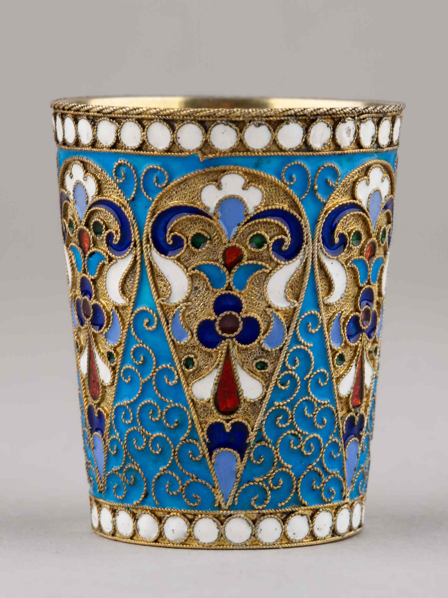 Стопка с полихромной эмалью по скани. 
Россия, Москва, мастер – Шапошников С.И., 1899–1908 годы.