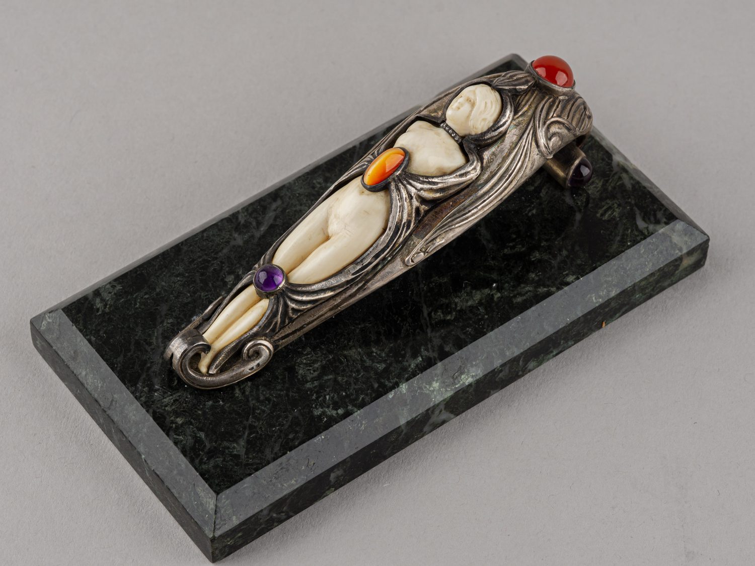 (Ню) Пресс-папье в стиле модерн с резной женской фигурой. Франция, начало ХХ века.