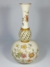 (Royal Worcester) Ваза с изображением цветов, из серии «Blush Ivory».
Англия, завод Royal Worcester, 1889.