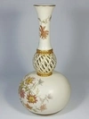(Royal Worcester) Ваза с изображением цветов, из серии «Blush Ivory».
Англия, завод Royal Worcester, 1889.