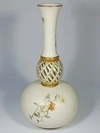 (Royal Worcester) Ваза с изображением цветов, из серии «Blush Ivory».
Англия, завод Royal Worcester, 1889.