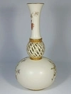 (Royal Worcester) Ваза с изображением цветов, из серии «Blush Ivory».
Англия, завод Royal Worcester, 1889.