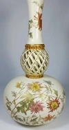 (Royal Worcester) Ваза с изображением цветов, из серии «Blush Ivory».
Англия, завод Royal Worcester, 1889.