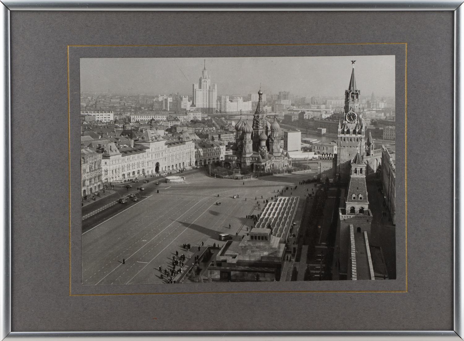 Фотография. Вид Красной площади и Москвы с Никольской башни Московского Кремля.  СССР, середина XX века.