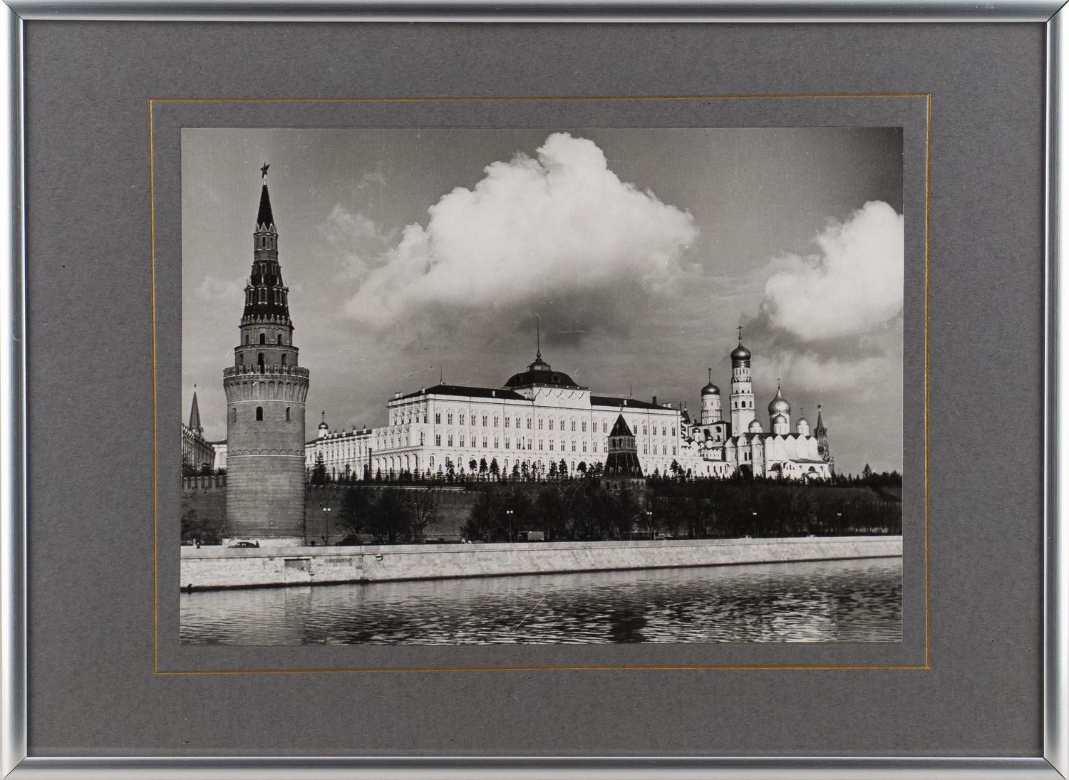 Фотография. Москва.  Кремль со стороны Большого Каменного моста. СССР, фотограф В. Ковригин, середина XX века.