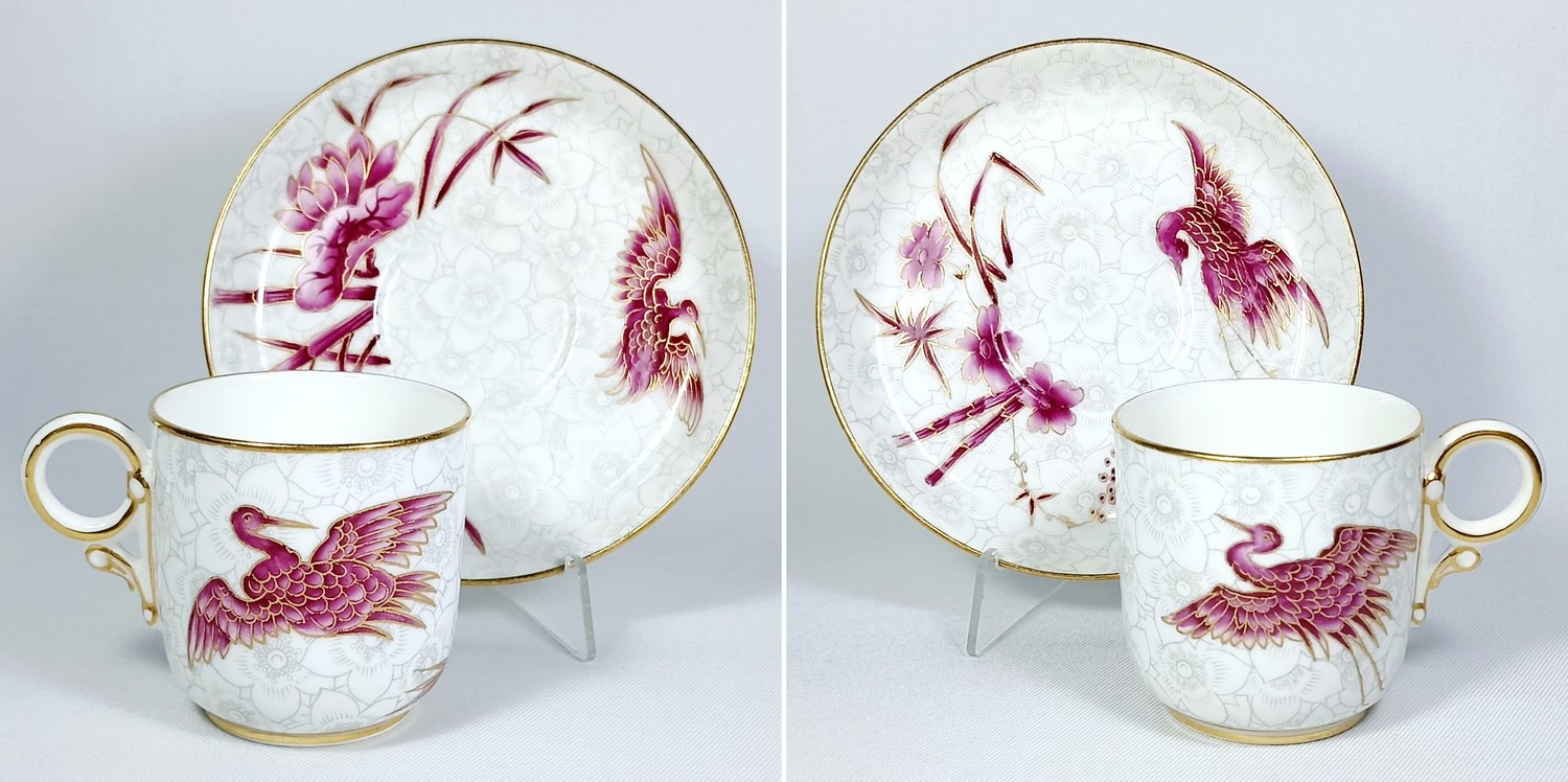 (Royal Worcester) Две кофейные пары в стиле шинуазри с изображением райских птиц.
Англия, Royal Worcester, 1882.