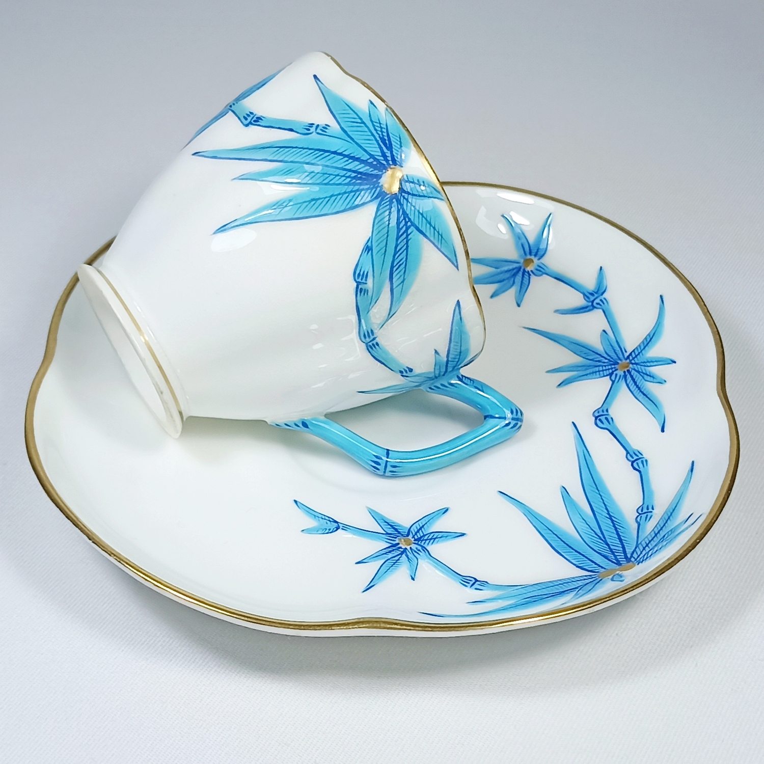 (Royal Worcester) Чайная пара с росписью в виде сказочного бирюзового бамбука.
Англия, Royal Worcester, 1879.