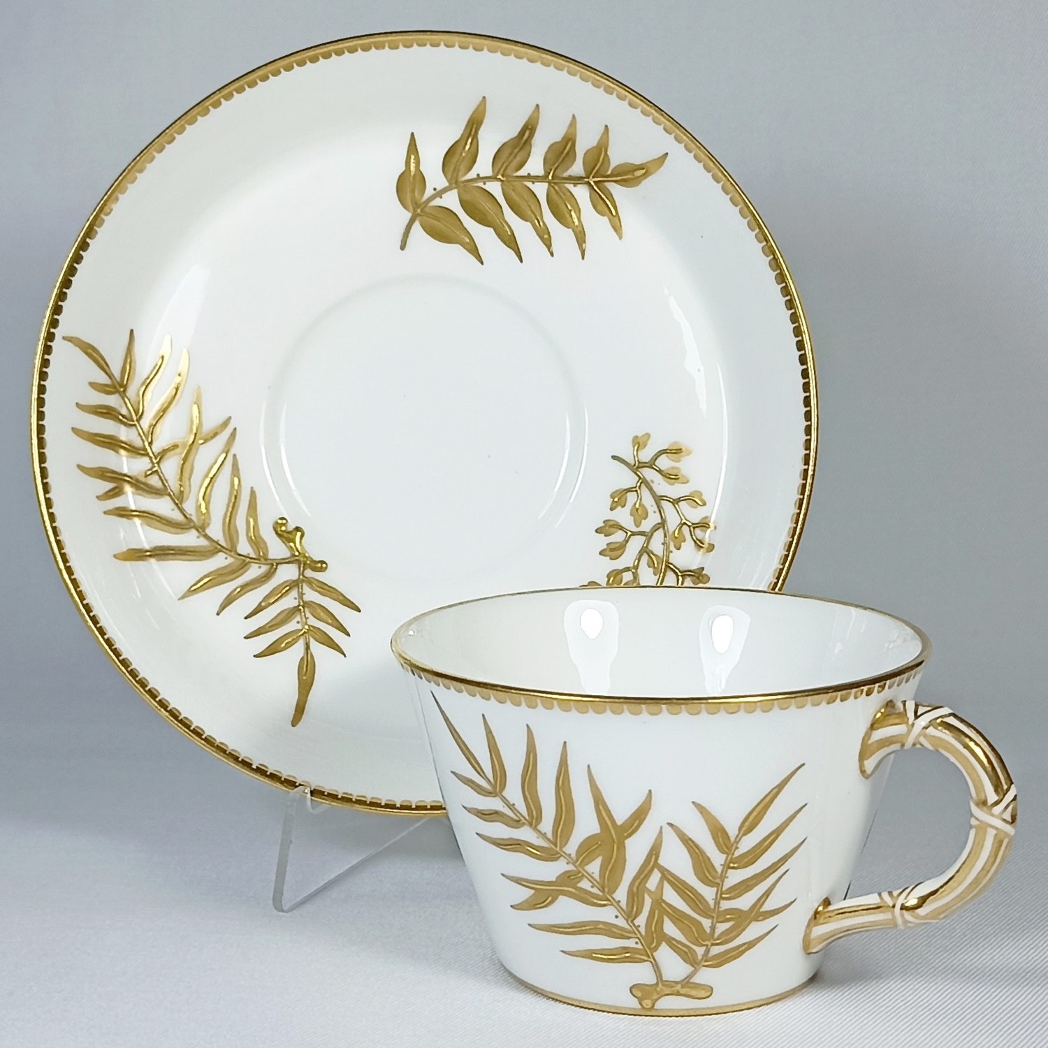 (Royal Worcester) Чайная пара с росписью в виде листьев.
Англия, Royal Worcester, 1879.