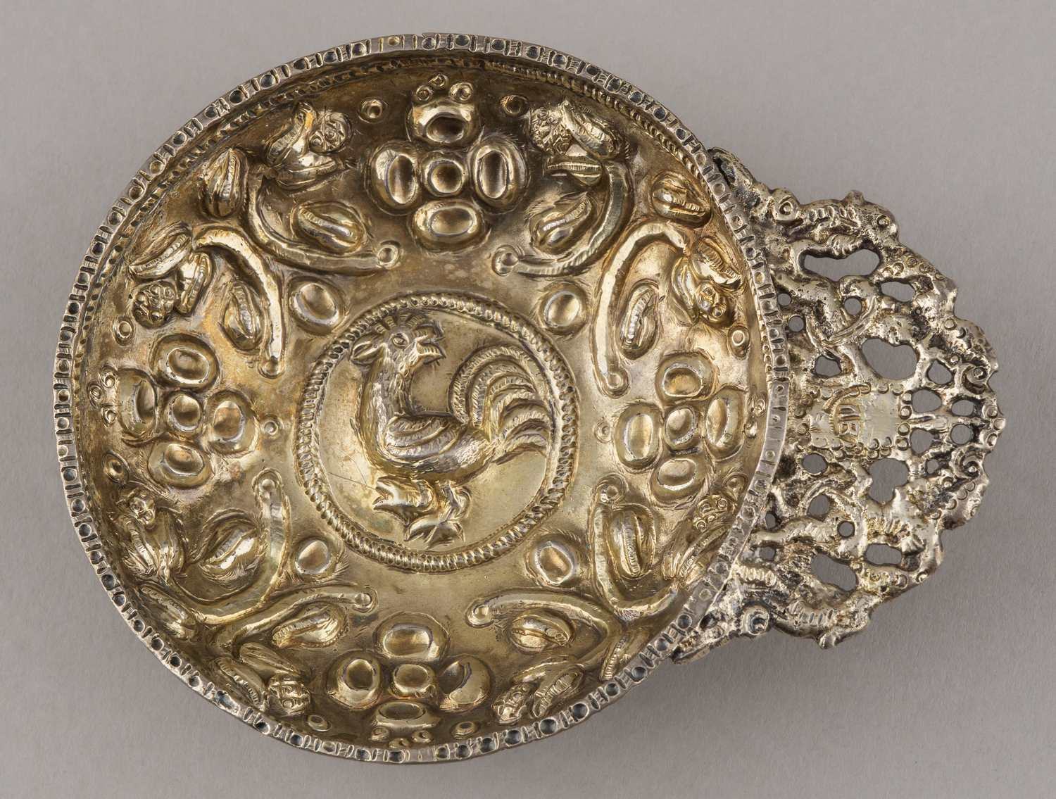 (1680-е гг. С экспертизой Московского Кремля) Чарка с изображением петуха. 
Россия, Москва, 1686–1698 годы.