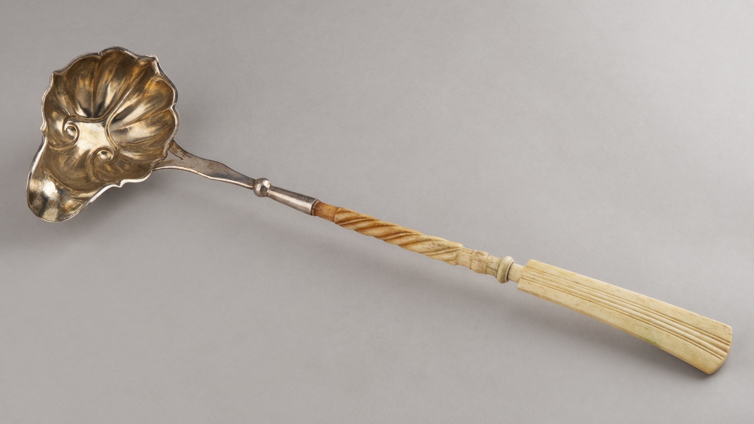 Половник с резной костяной ручкой. 
Германия, 1850-1888 годы.
