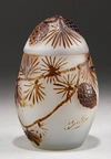 Вазочка с крышкой «Ветви пинии с шишками».
Франция, Лотарингия, Нанси, мануфактура Эмиля Галле, 1918–1931 гг.