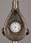 (A.Thomas London. Old. Bond. st 39b. Paris Rue Boissy. D'anglas. 45.) Настольные серебряные часы в форме охотничьего рожка Великобритания, Лондон,  фирма А. Томас,  мастер У.Ф. Уильямс, 1880.