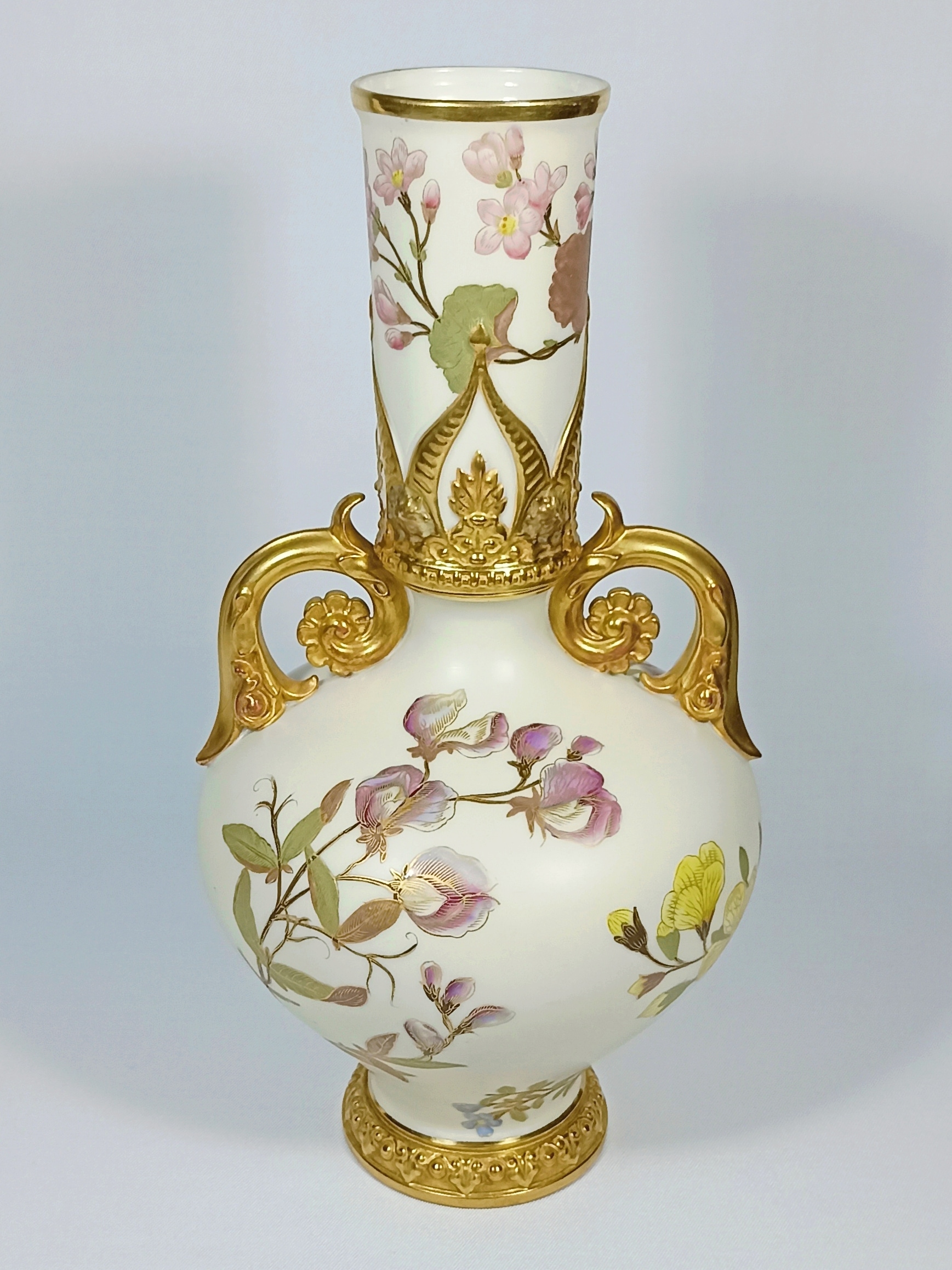 (Royal Worcester) Ваза с изображением цветов из серии «Blush Ivory». Англия, завод Royal Worcester, 1885-1889-е годы.