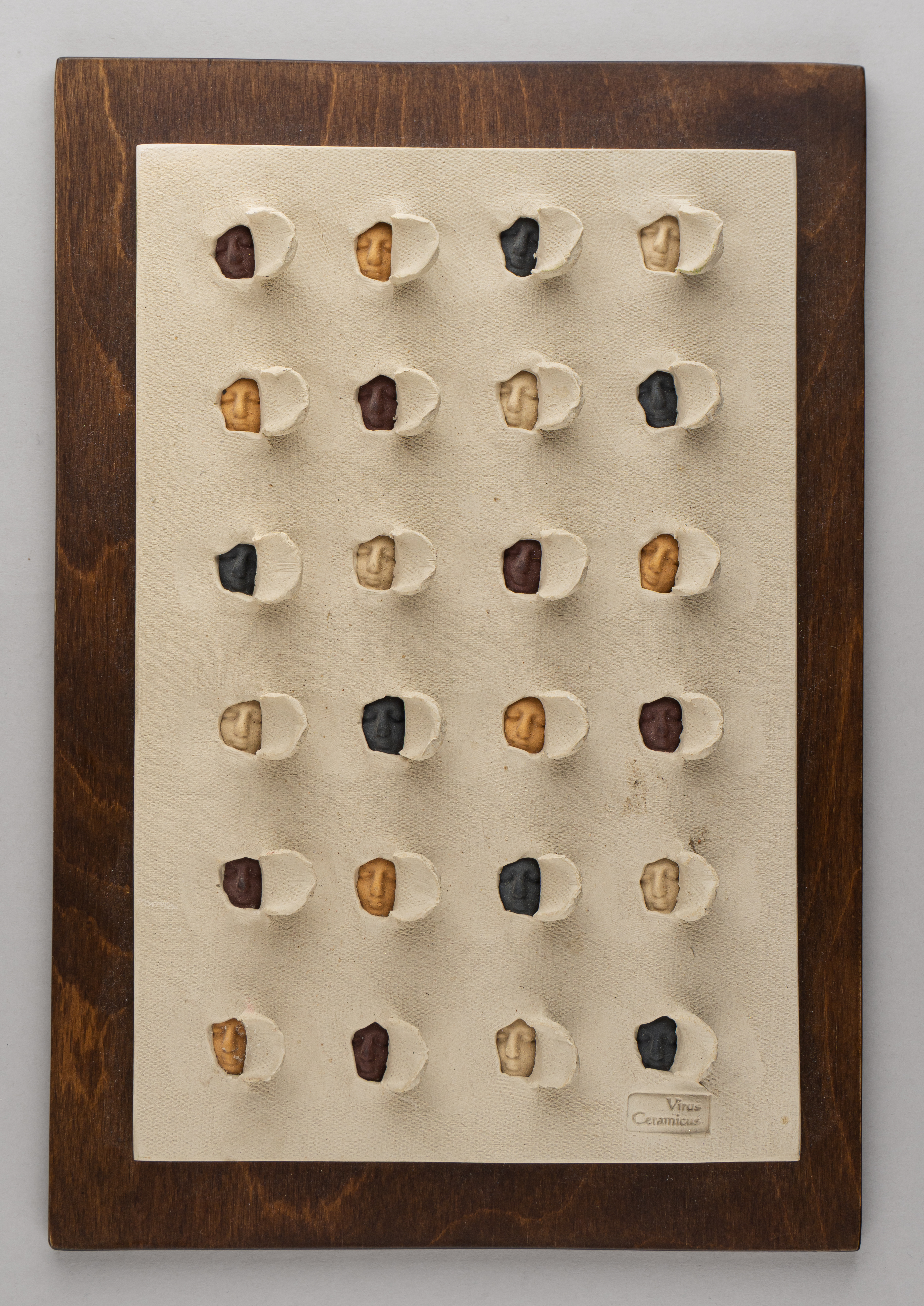 Панно «Лица». Греция, Крит, мастерская Virus Ceramicus, автор Manolis Patramanis, 2000-е гг.