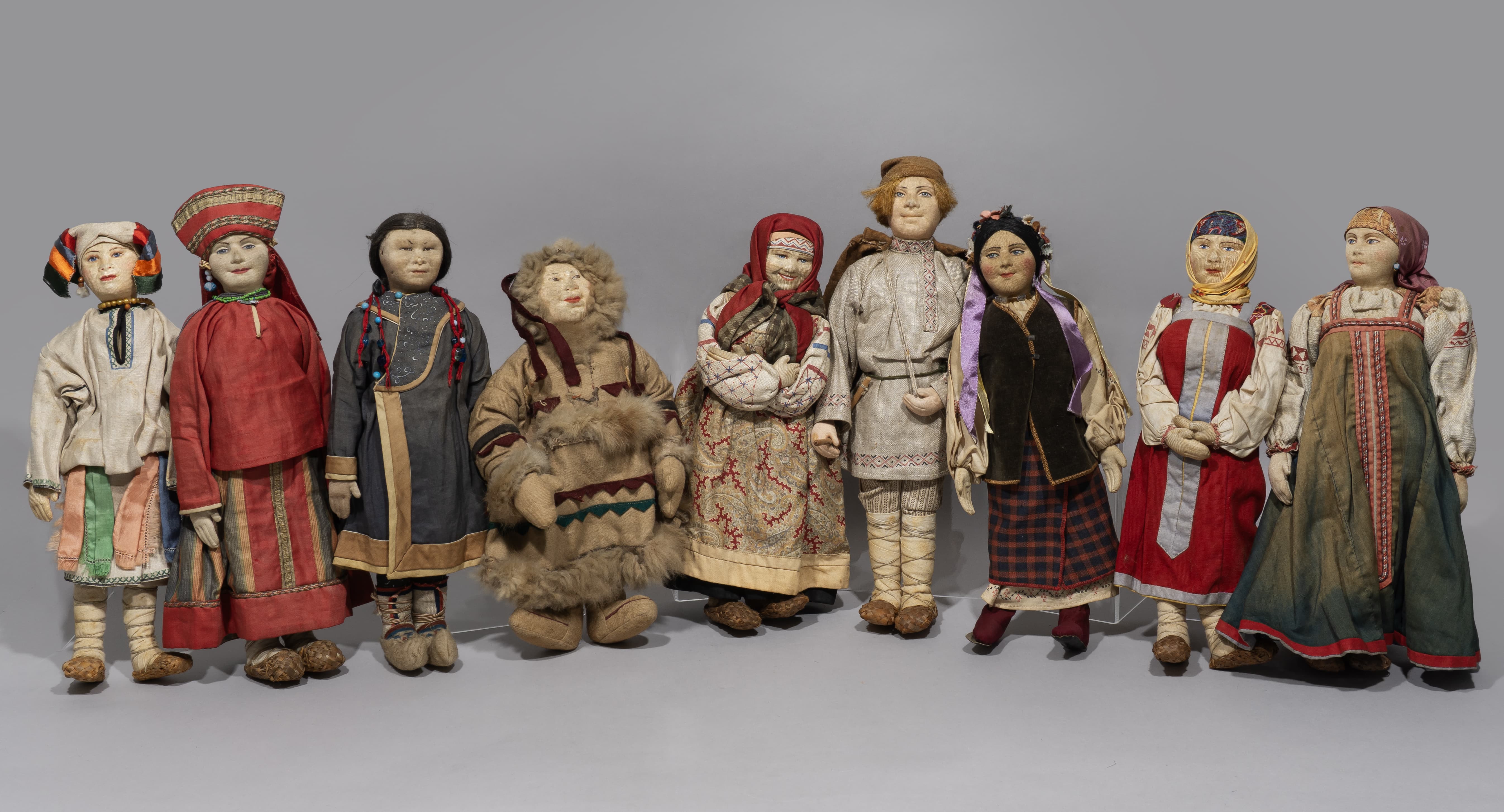 (Русские игрушки) Девять кукол в  национальных костюмах России. СССР, Москва, артель «Всекохудожник», 1930-е.