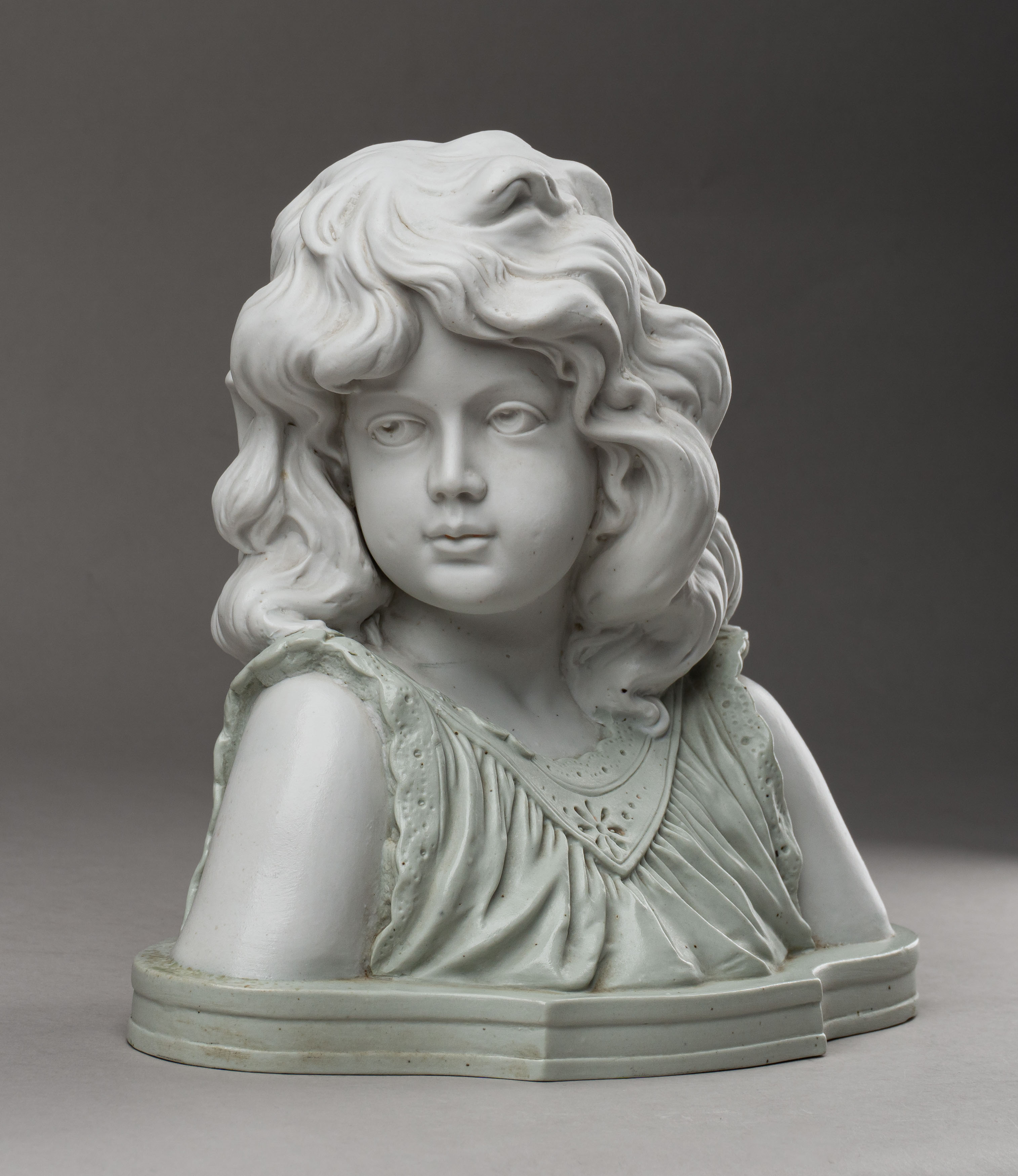 (Кузнецов) Бюст «Девочка».
Россия, заводы  М.С. Кузнецова, 1900-е годы.