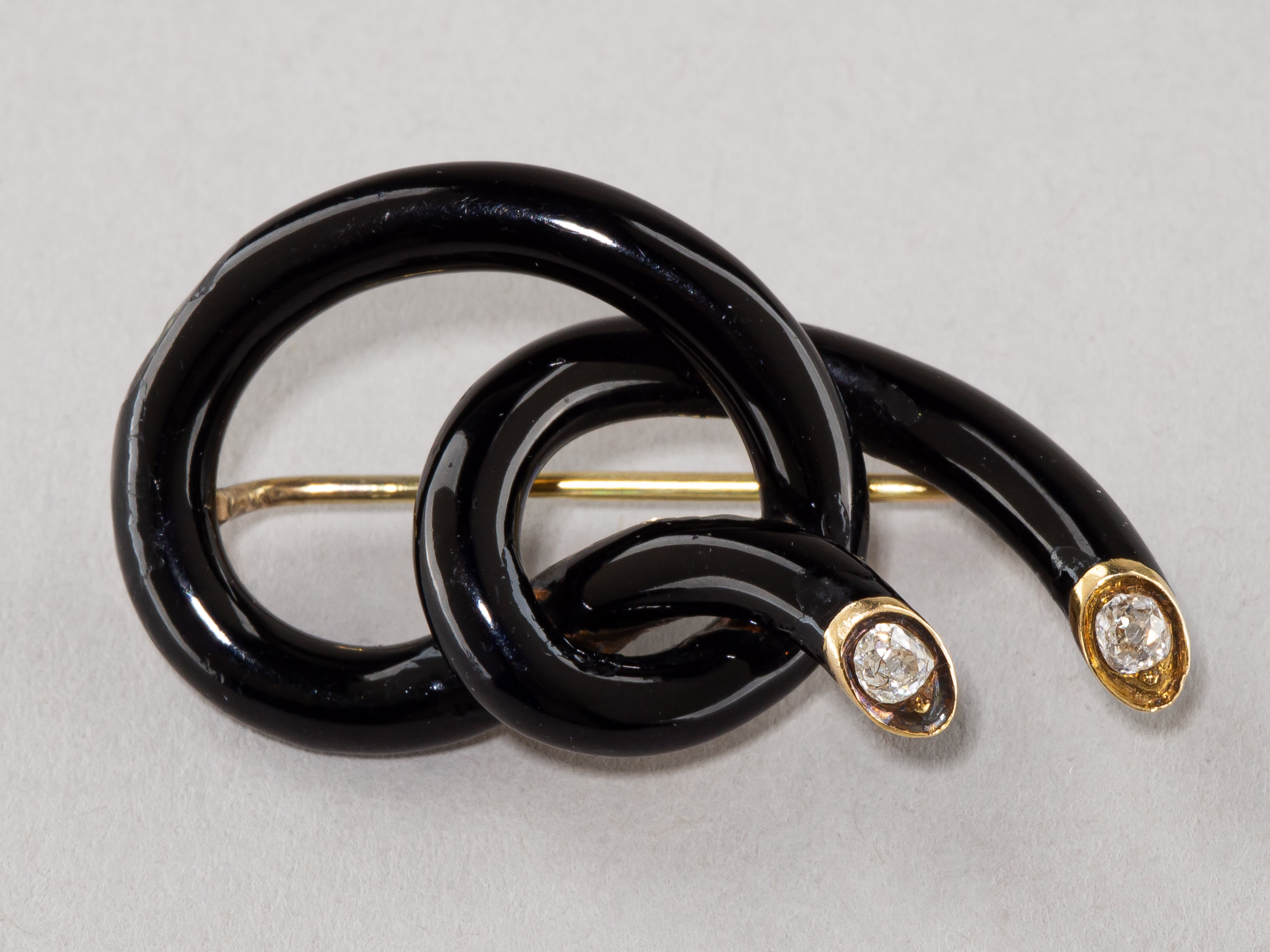(Геммологическая экспертиза МГУ) Брошь «Узелок».