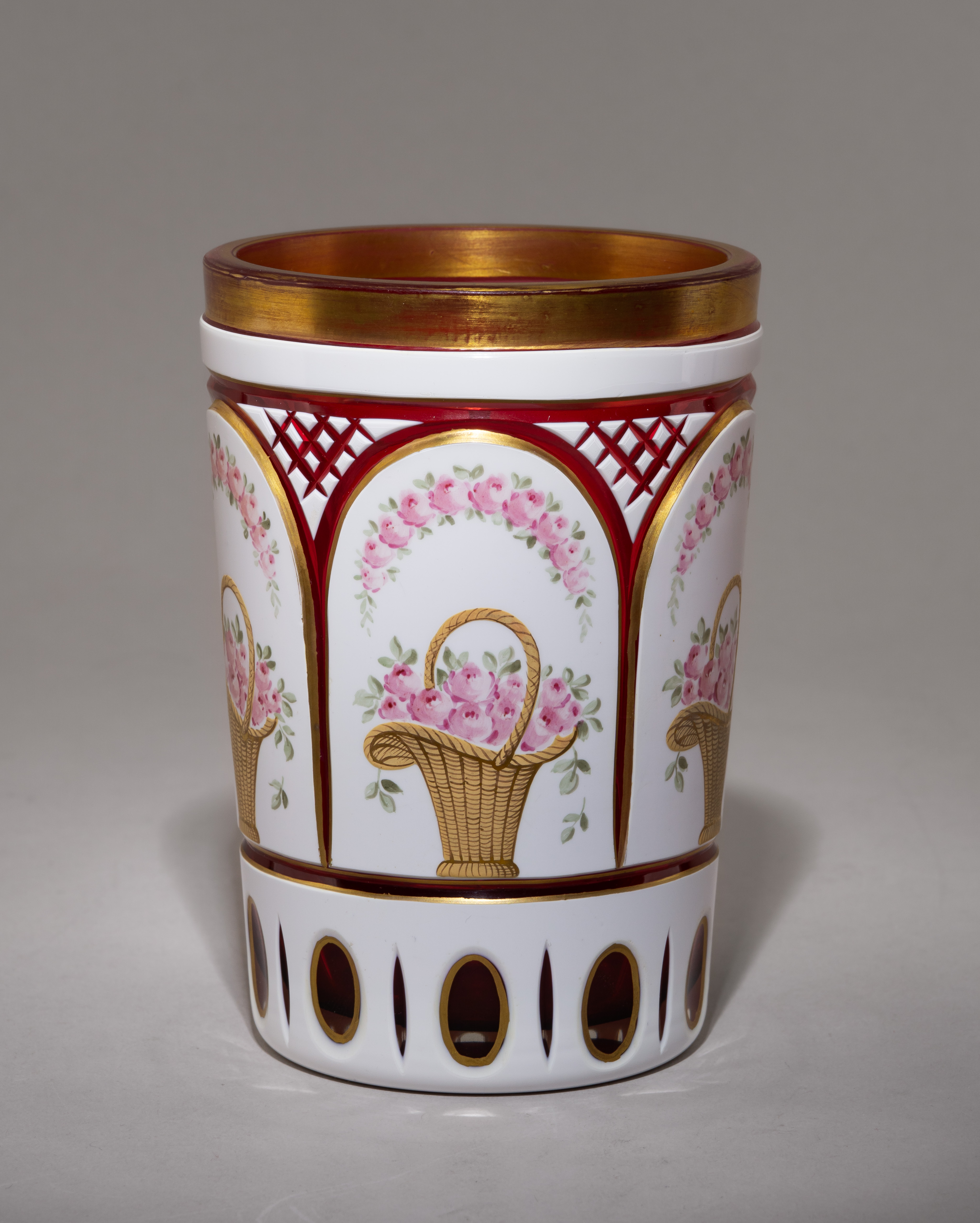 Кубок с изображением розовых букетов в корзинах. Богемия, первая половина ХХ века.