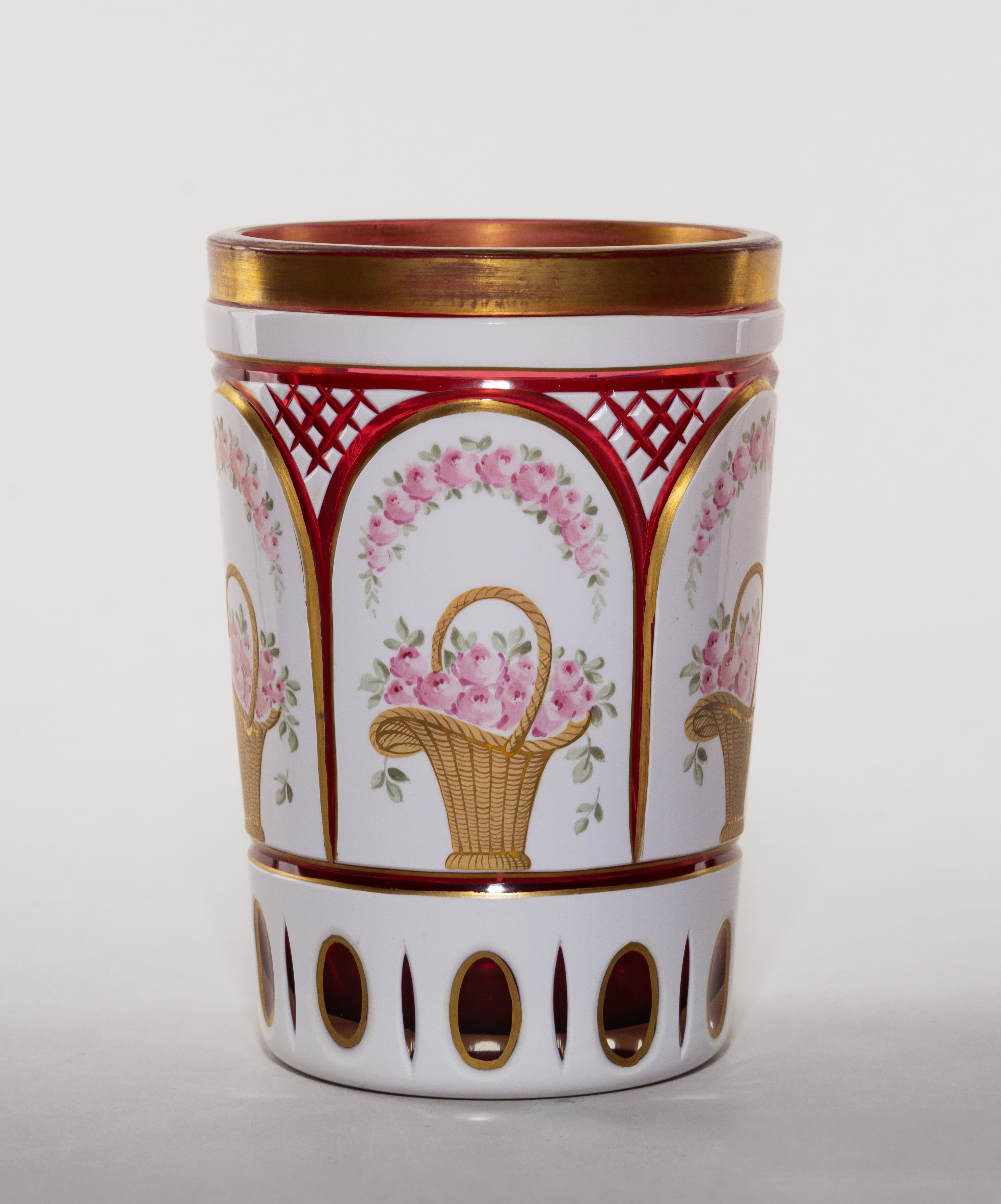 Кубок с изображением розовых букетов в корзинах. Богемия, первая половина ХХ века.