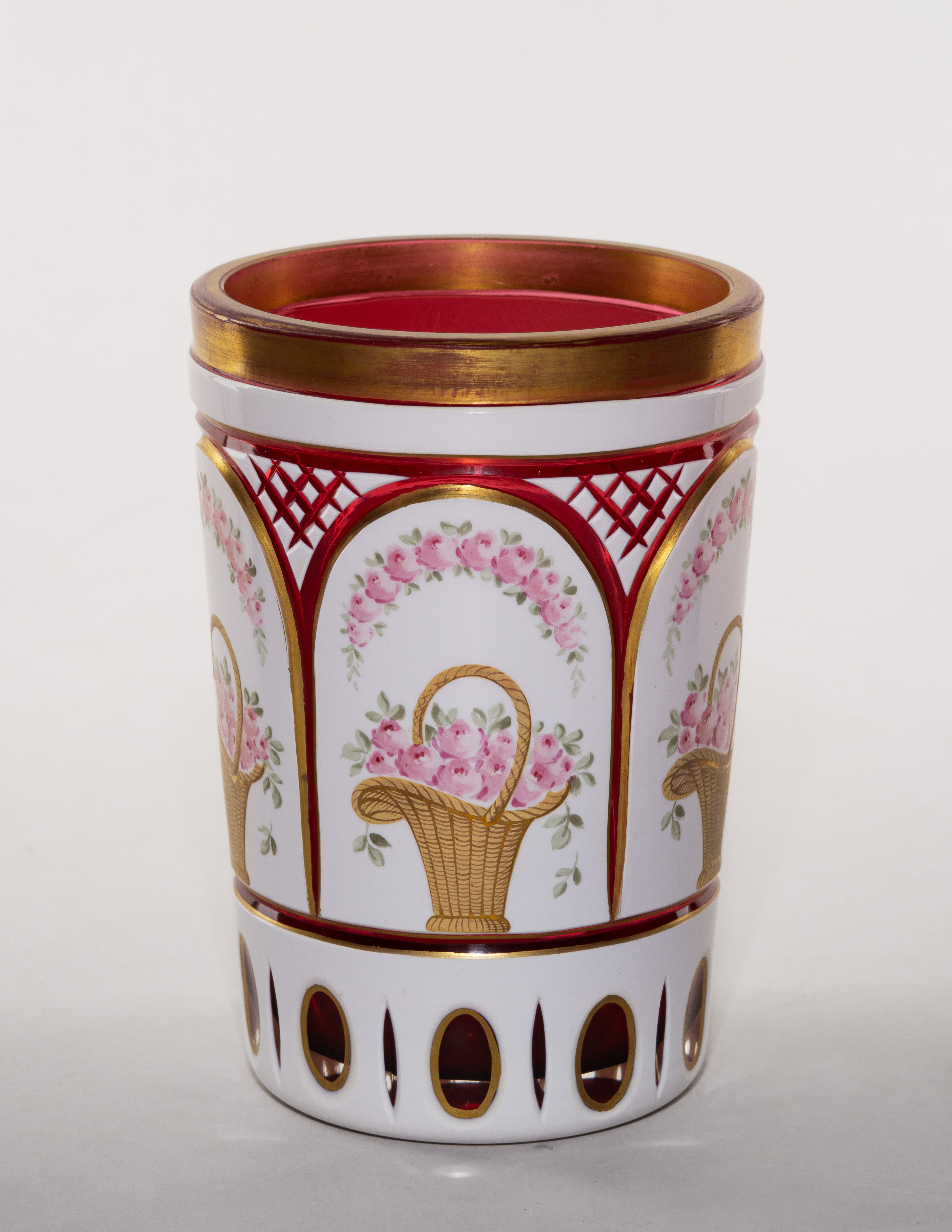 Кубок с изображением розовых букетов в корзинах. Богемия, первая половина ХХ века.