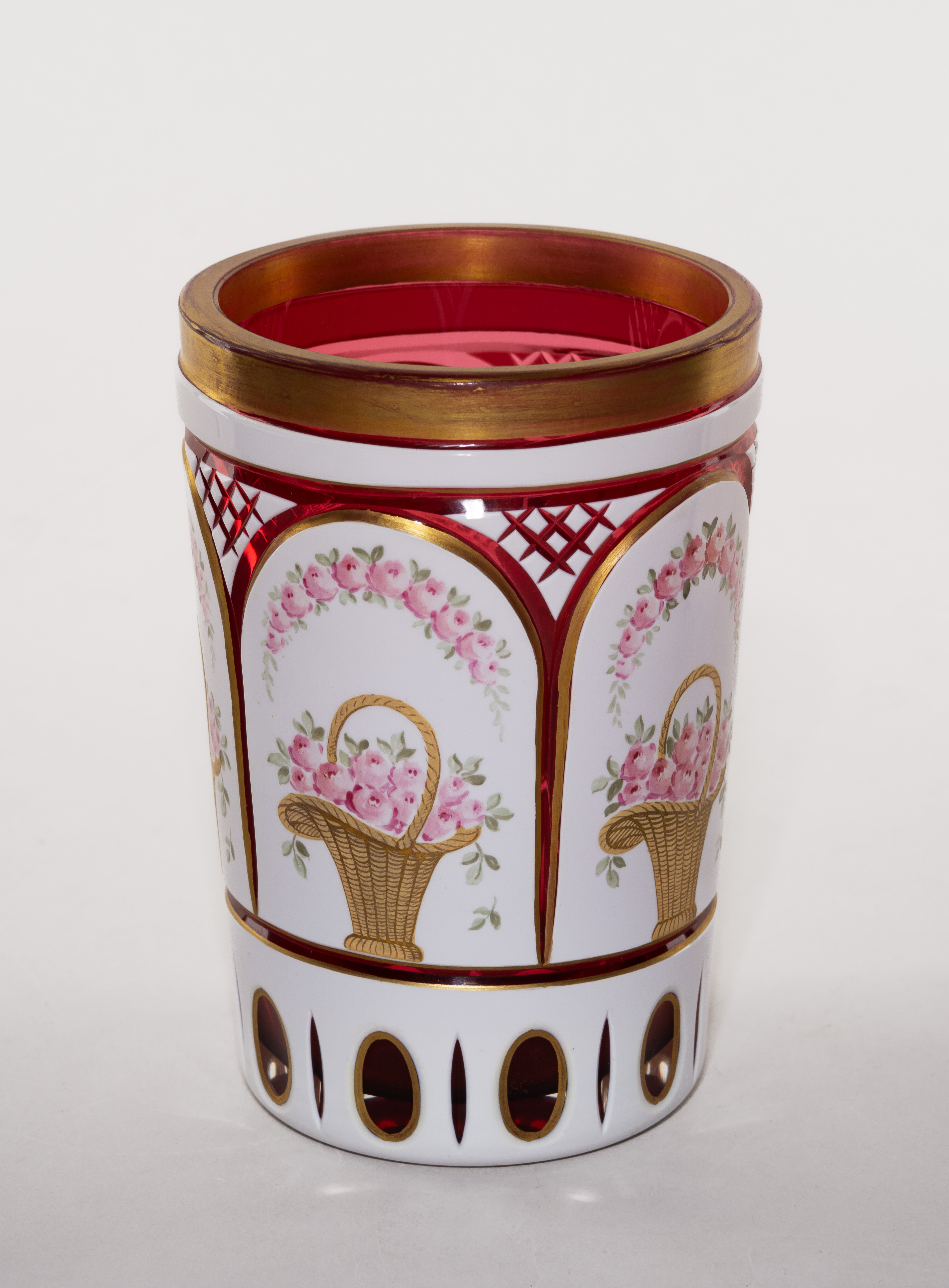 Кубок с изображением розовых букетов в корзинах. Богемия, первая половина ХХ века.