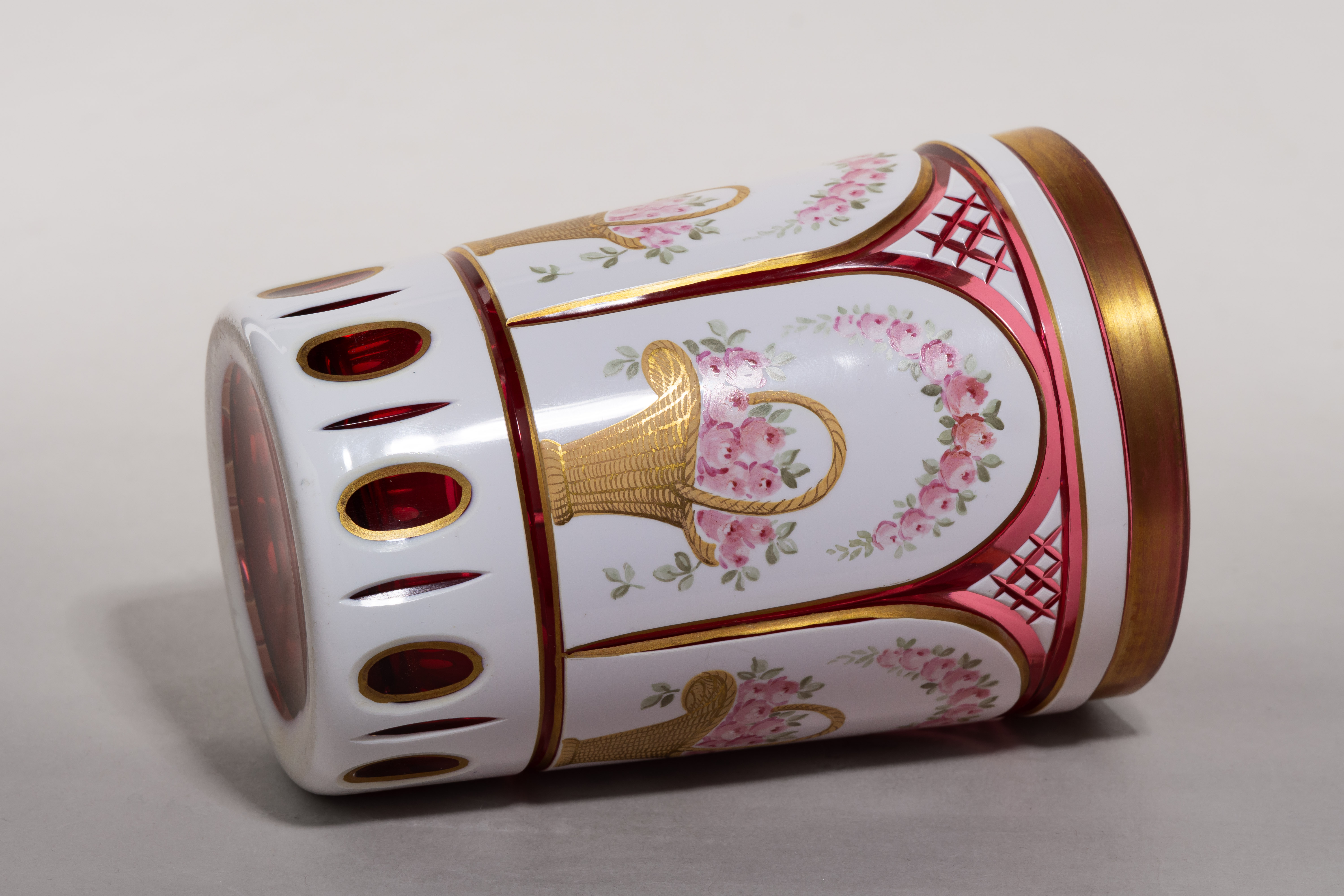 Кубок с изображением розовых букетов в корзинах. Богемия, первая половина ХХ века.