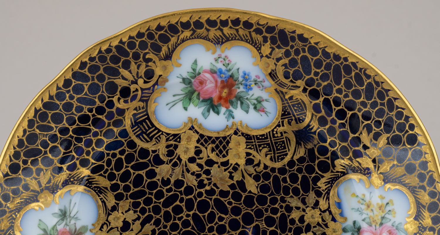 (ИФЗ) Тарелка из Кобальтового сервиза с декором «cailloute».
Россия, Императорский фарфоровый завод, 1890.