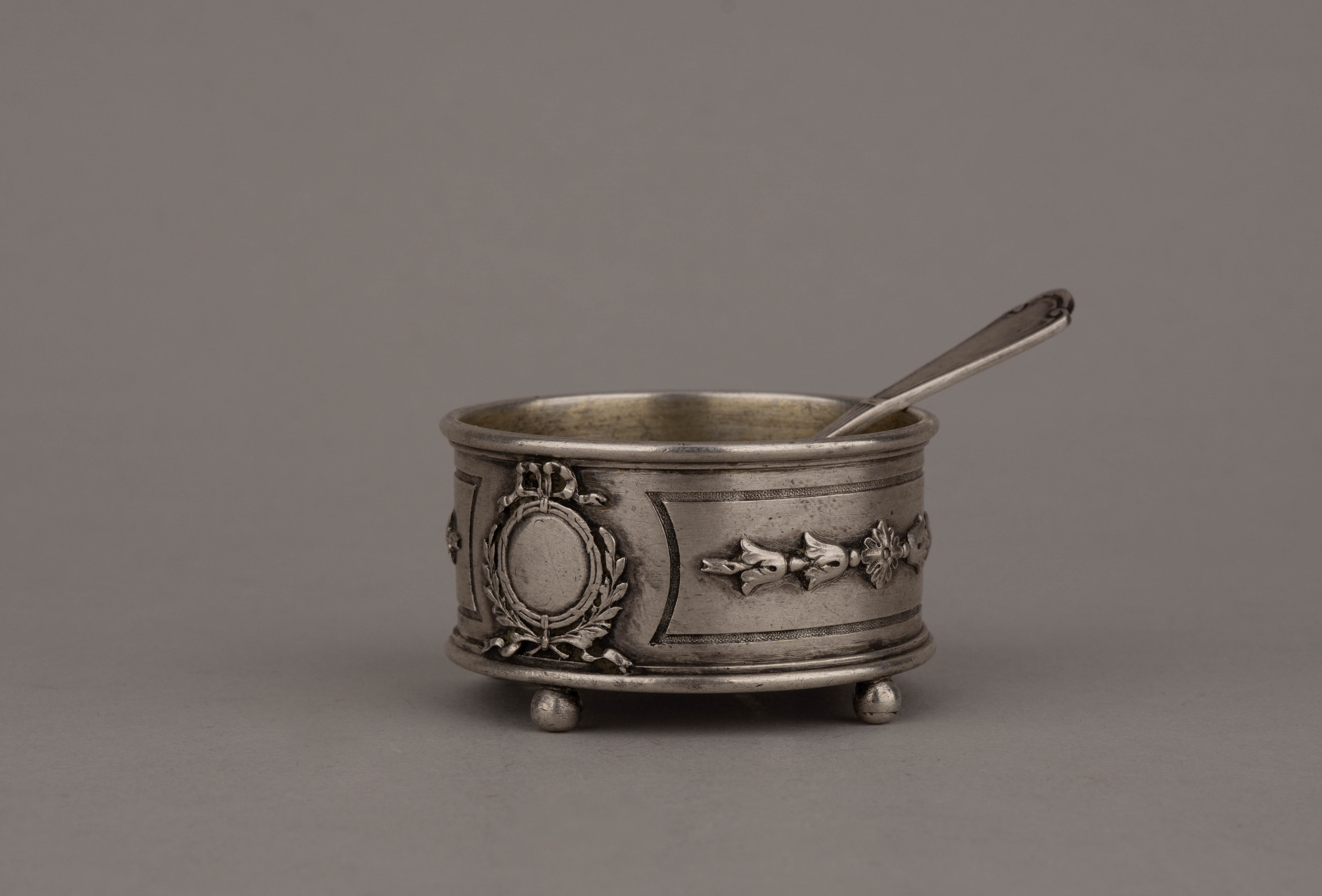 (Фаберже) Солонка с ложкой.
Россия, Москва, фирма Поставщика Высочайшего двора К. Фаберже, 1899–1908 годы.