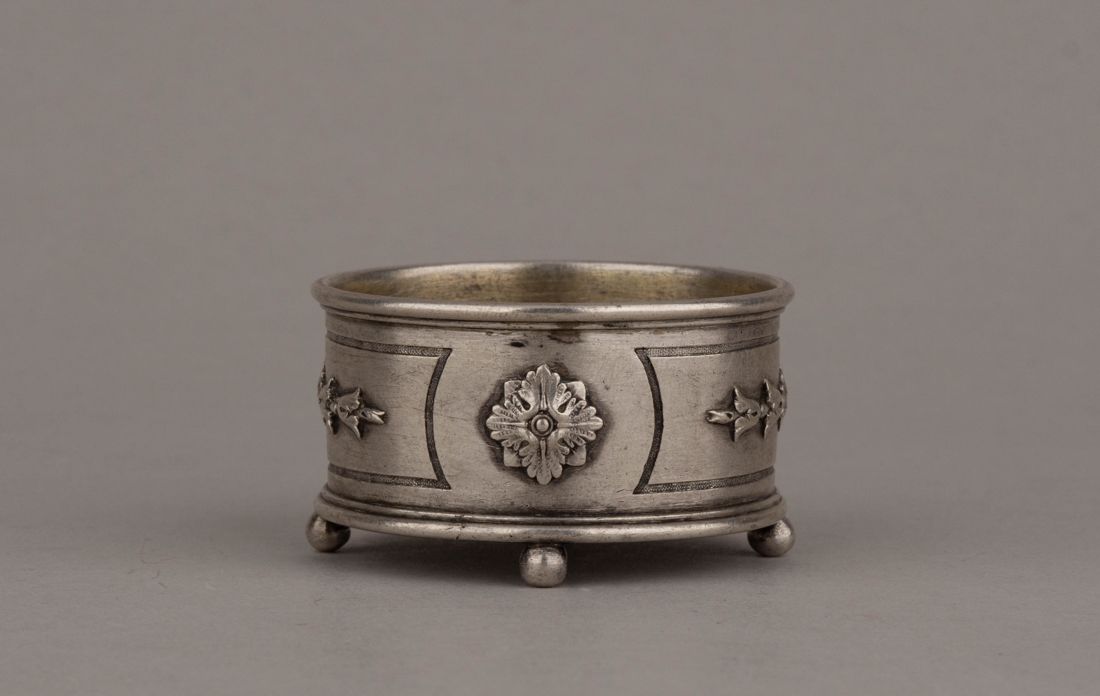 (Фаберже) Солонка с ложкой.
Россия, Москва, фирма Поставщика Высочайшего двора К. Фаберже, 1899–1908 годы.